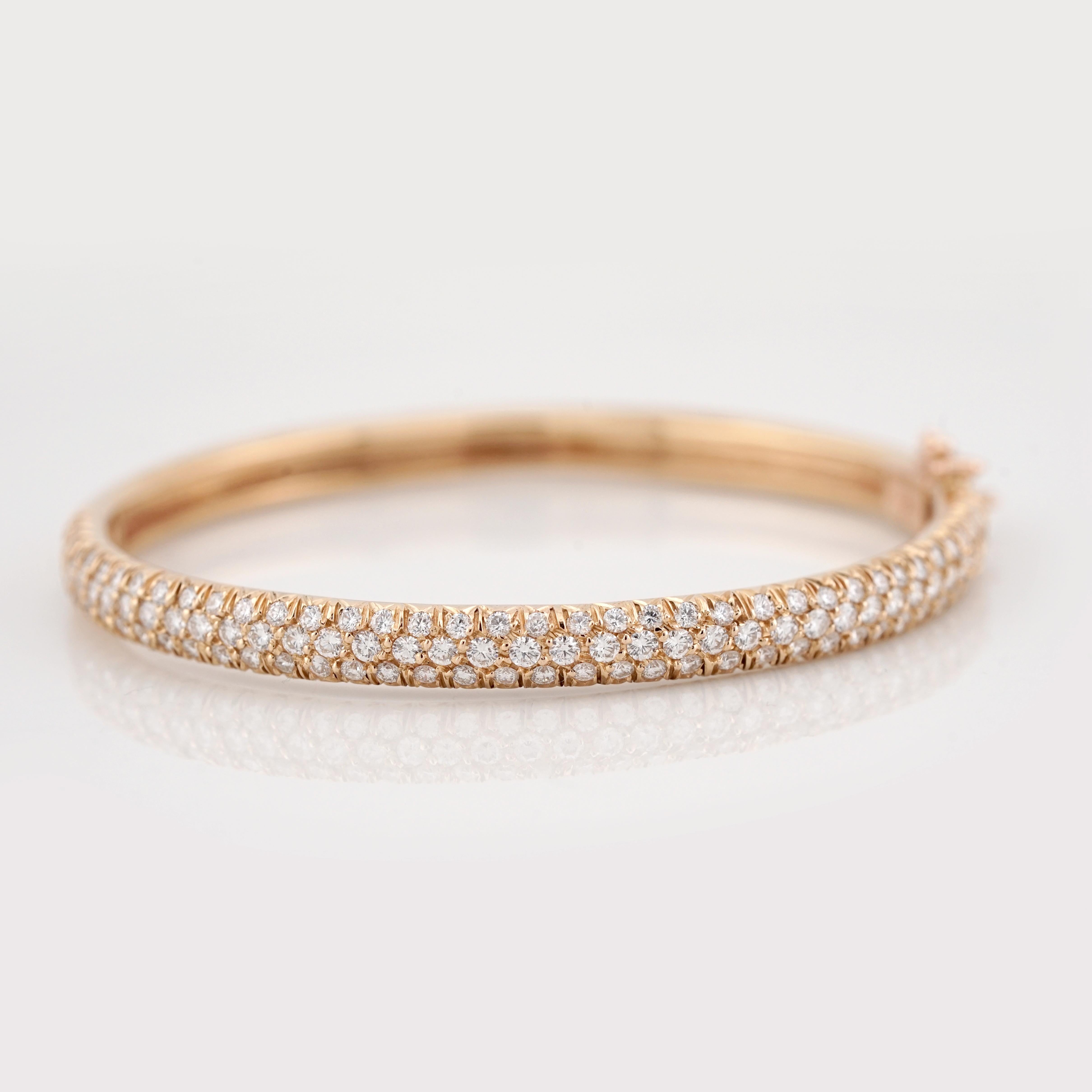 Réalisé en or rose 18 carats, ce bracelet vintage présente 5,00 carats de diamants ronds de taille brillant, de couleur G-H et de pureté VS2-SI2. Les diamants sont brillants, blancs et propres à l'œil, ce qui confère à la pièce une élégance