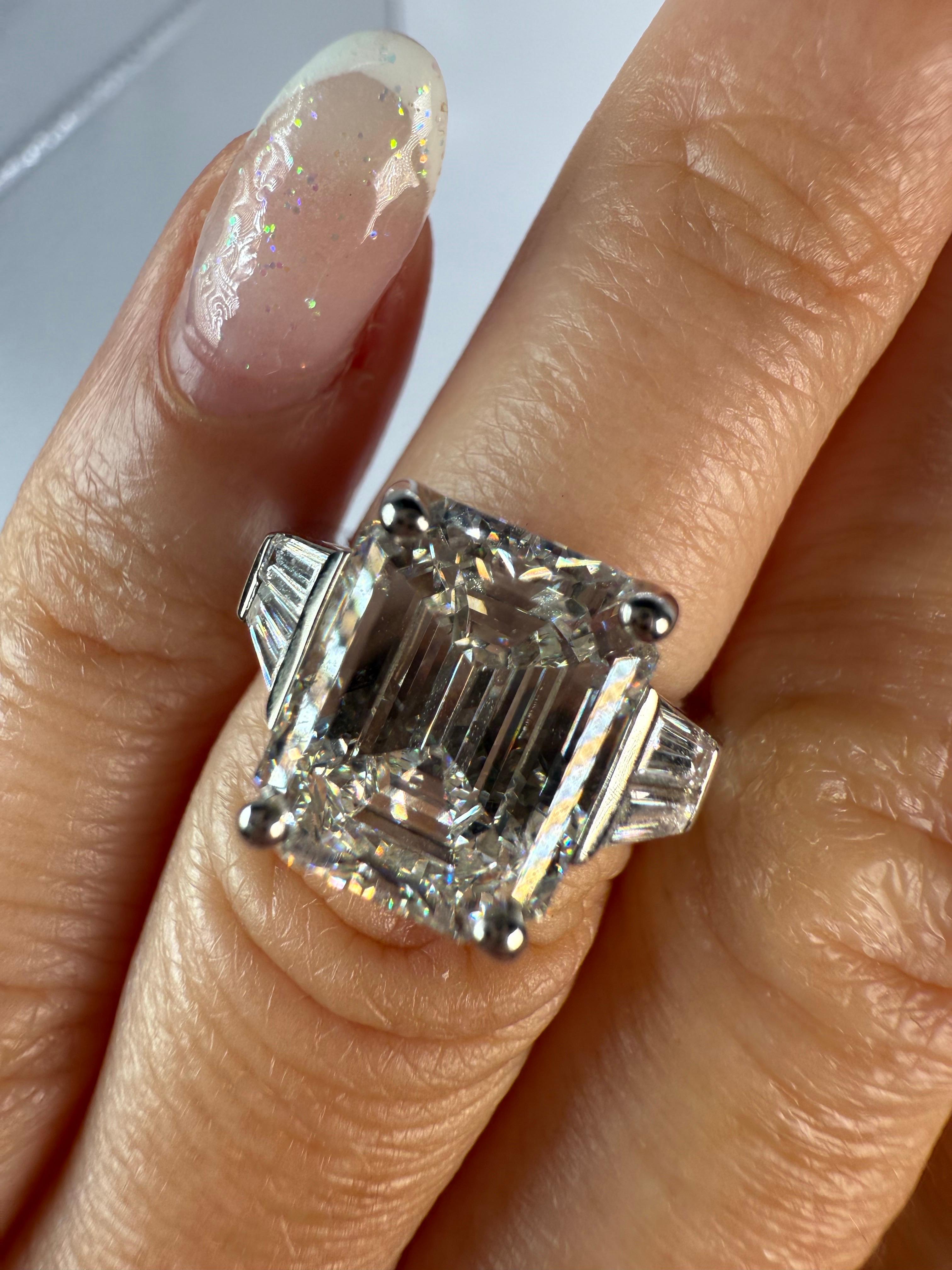 Taille émeraude Bague de fiançailles en platine, émeraude et diamant 5 carats en vente