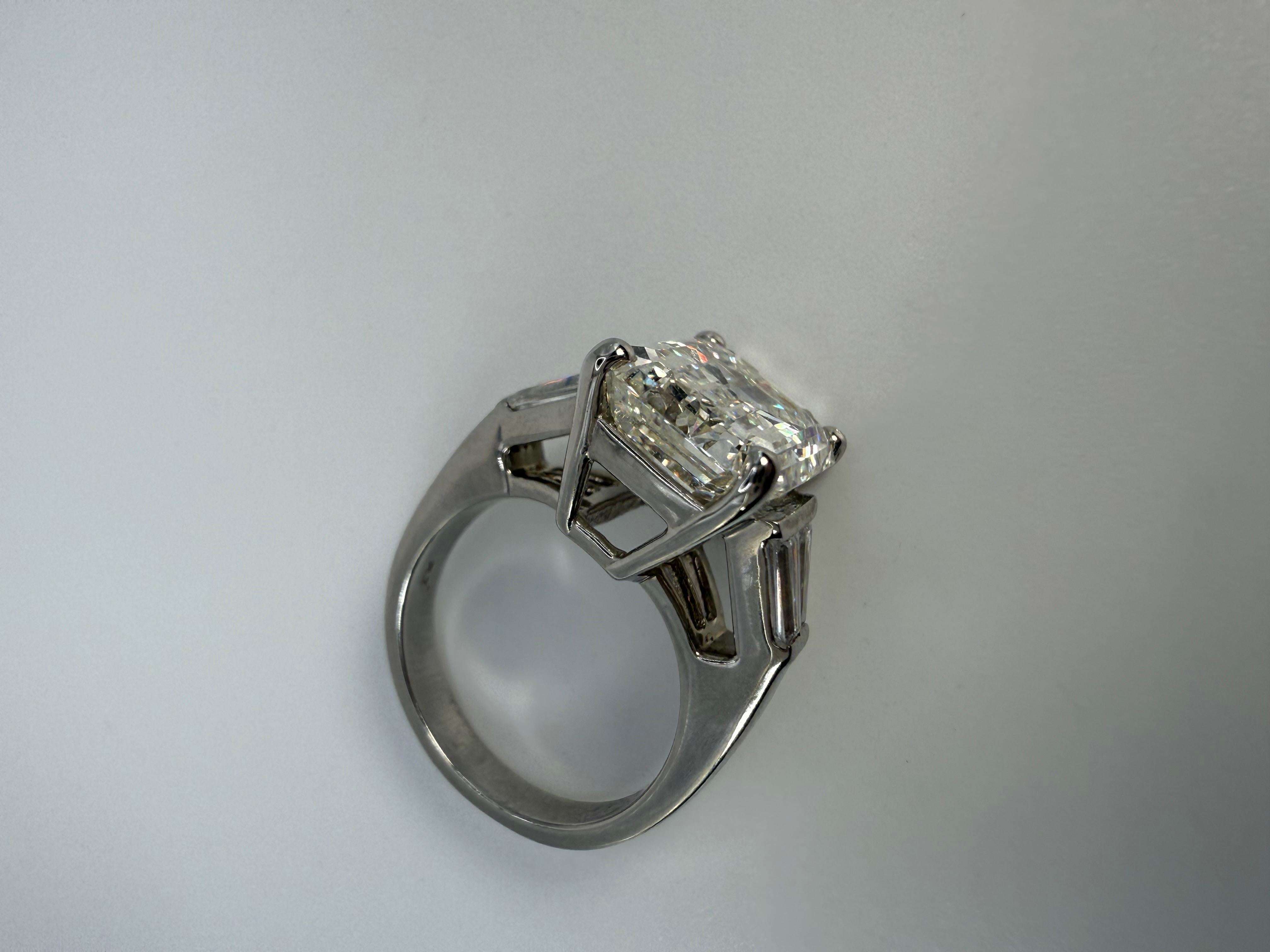 Bague de fiançailles en platine, émeraude et diamant 5 carats Excellent état - En vente à Jupiter, FL