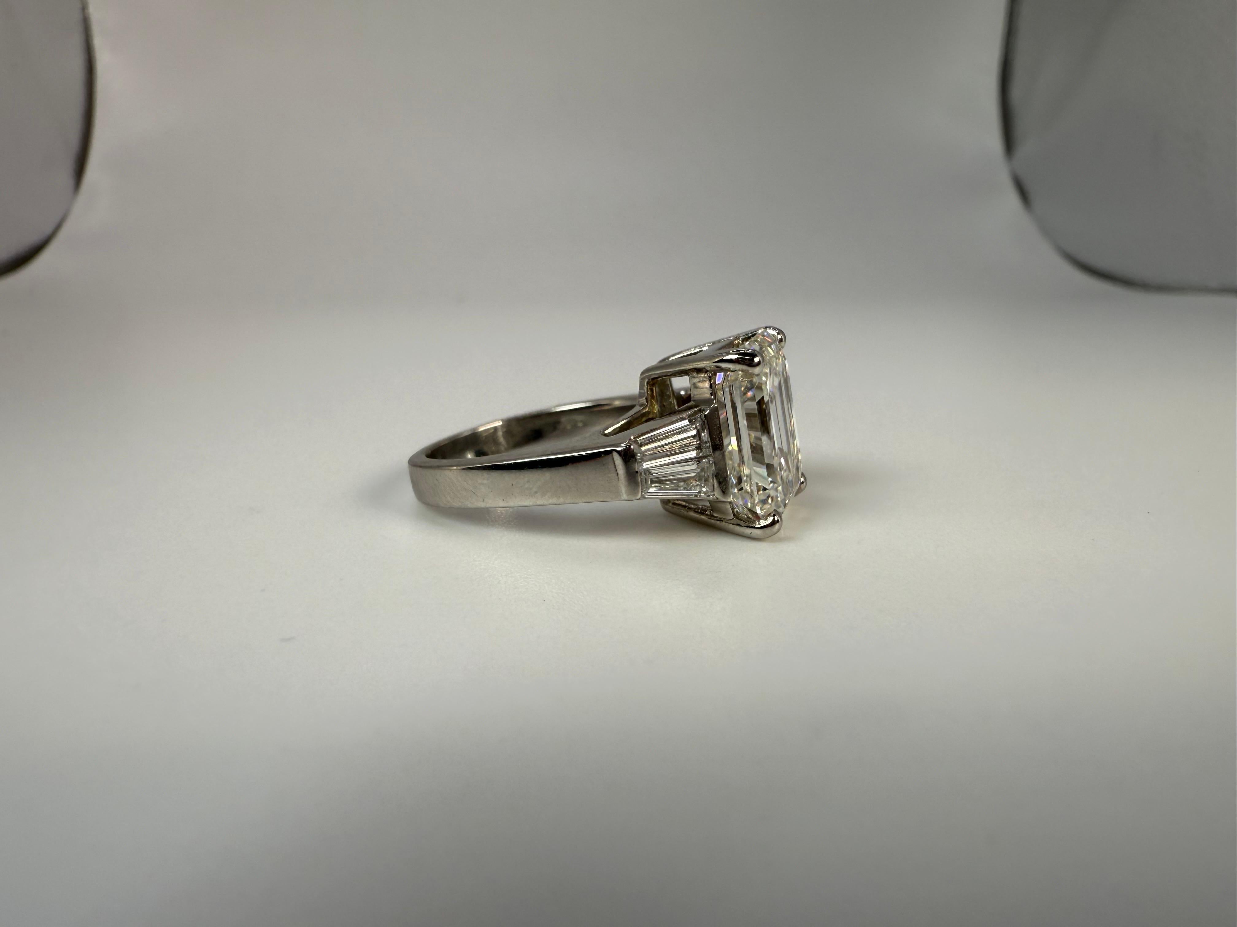 Bague de fiançailles en platine, émeraude et diamant 5 carats en vente 1