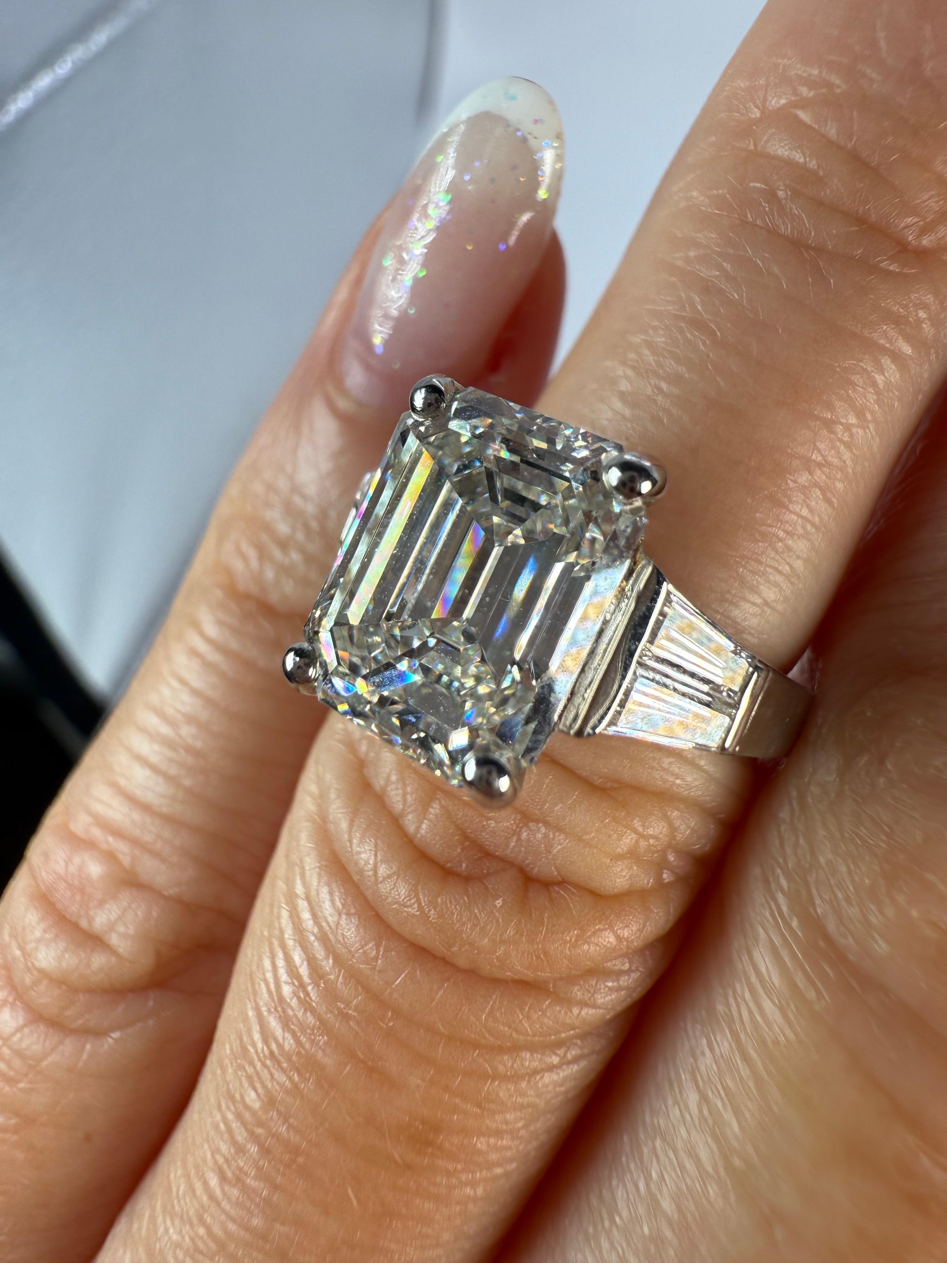 Bague de fiançailles en platine, émeraude et diamant 5 carats en vente 2