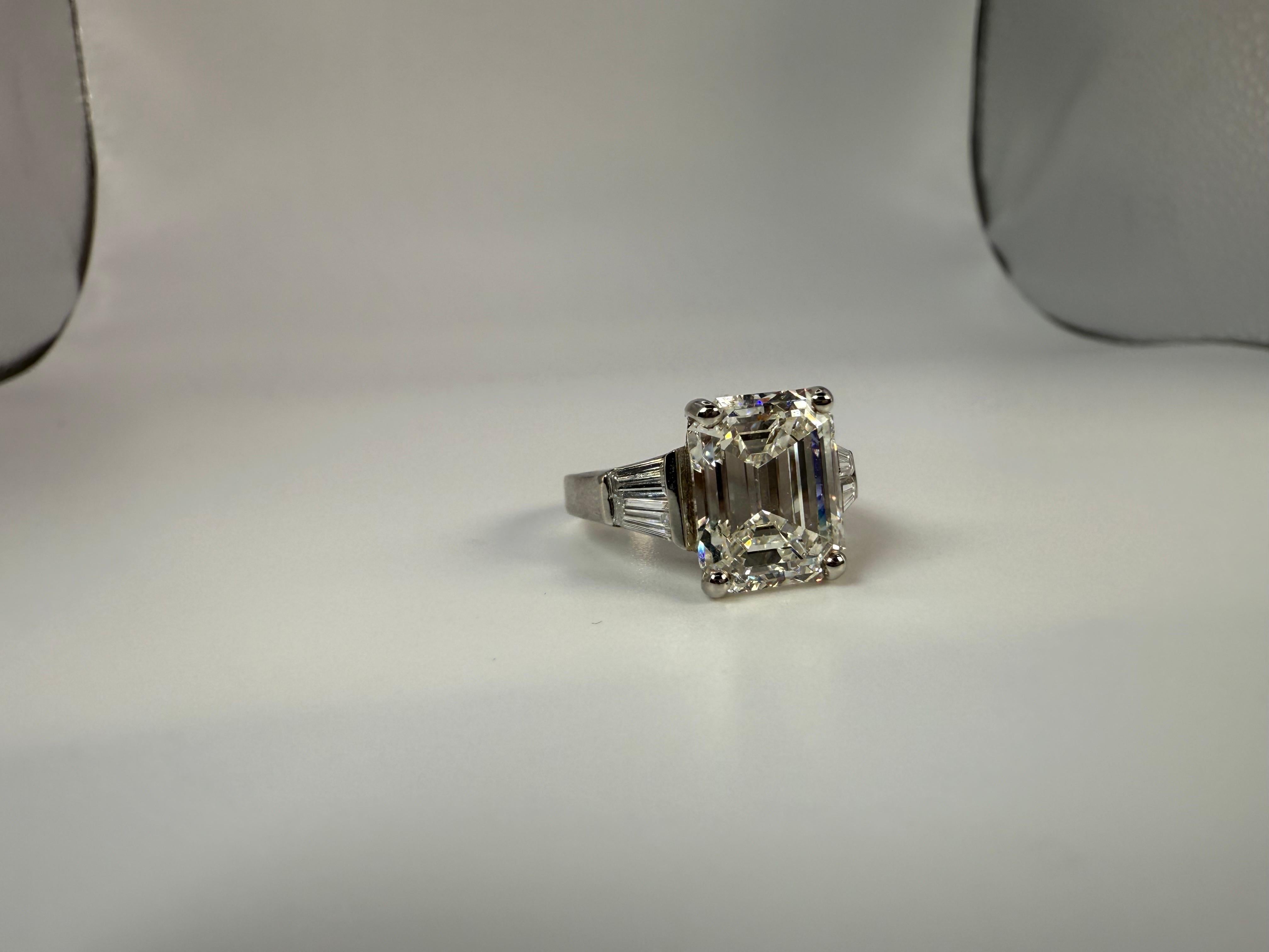 Bague de fiançailles en platine, émeraude et diamant 5 carats en vente 3