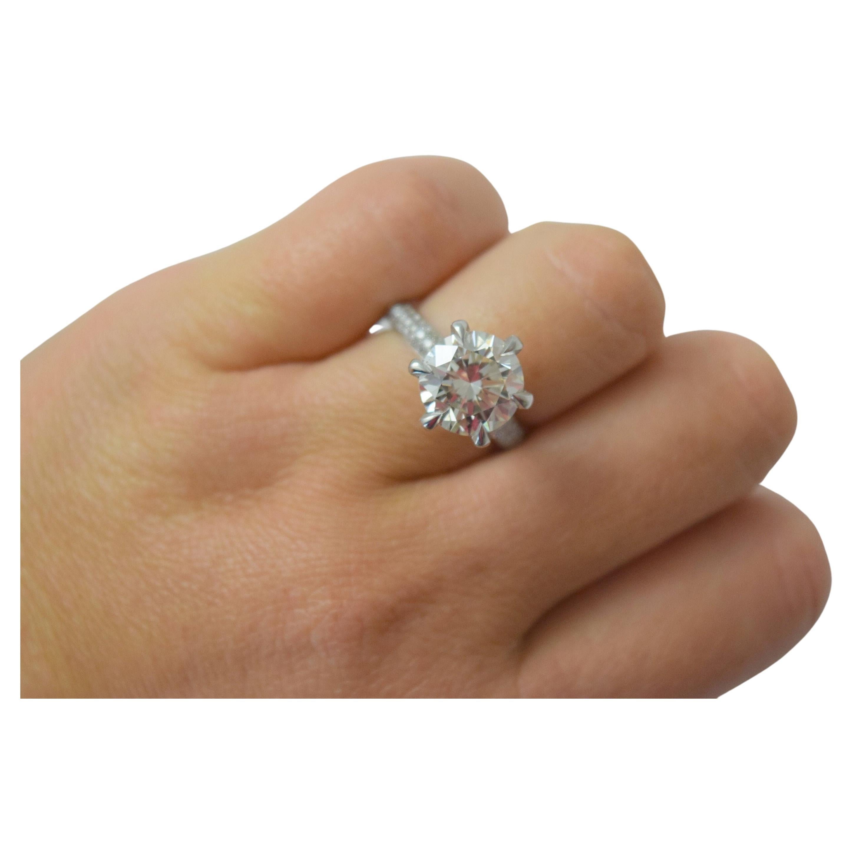 Ein echter Hingucker! Atemberaubende 5ct Moissanit mit VVS Klarheit und D Farbe gepaart mit 1,50 Karat natürlichen Diamanten in 18KT Weißgold. Atemberaubender Diamantring für jedes Mädchen! Die natürlichen Diamanten sind VS-SI in Reinheit und F-G in
