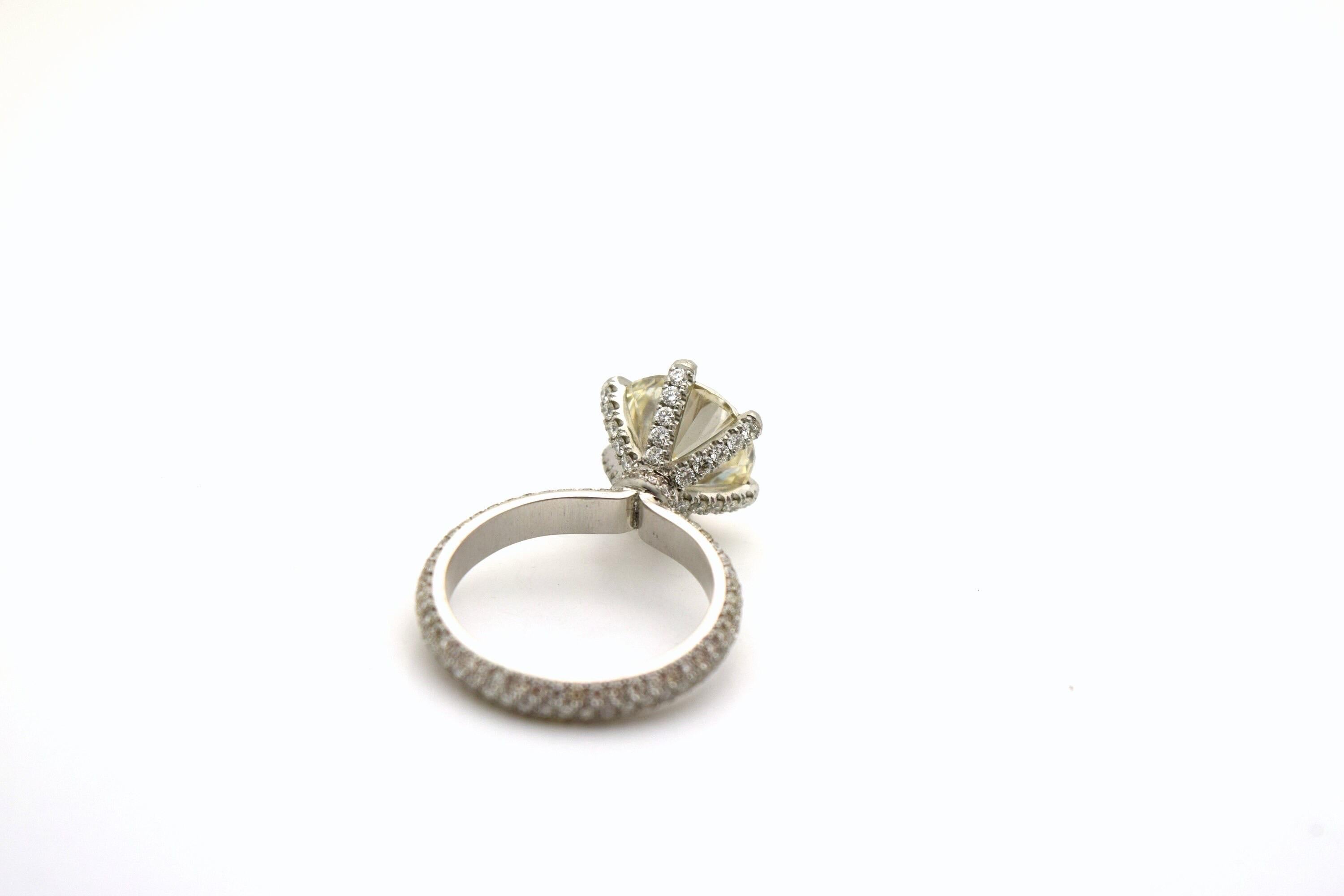 5 Karat Diamantring 18KT Gold Verlobungsring Moissanit Verlobungsring Pave (Brillantschliff) im Angebot