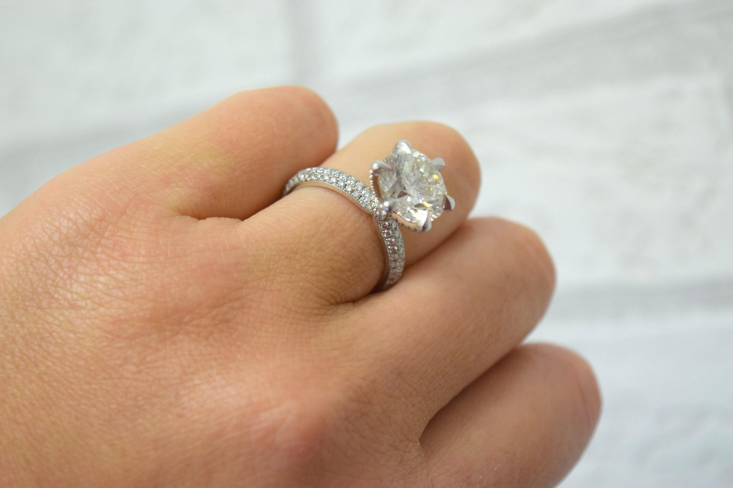 5 Karat Diamantring 18KT Gold Verlobungsring Moissanit Verlobungsring Pave im Angebot 1