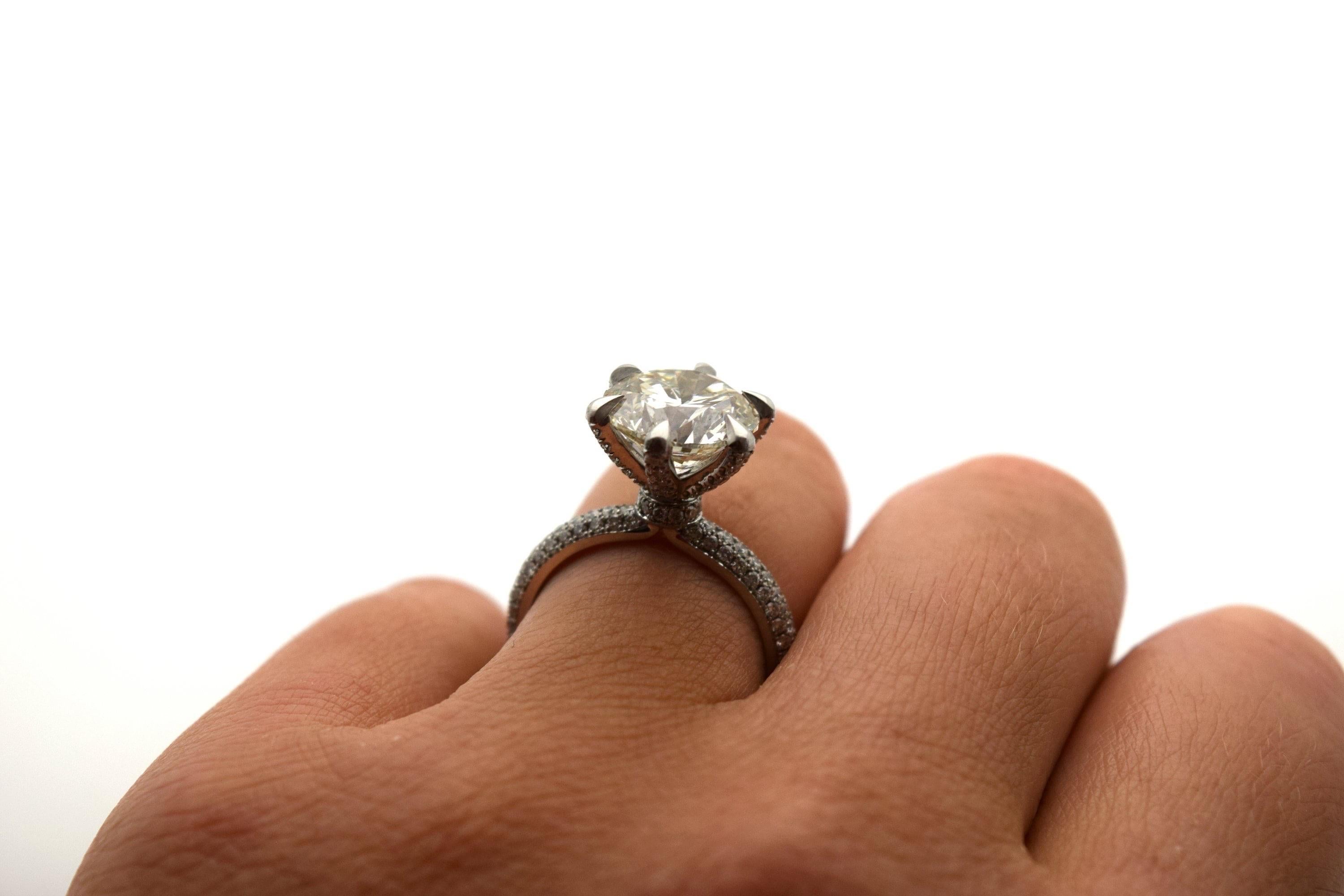 5 Karat Diamantring 18KT Gold Verlobungsring Moissanit Verlobungsring Pave im Angebot 2