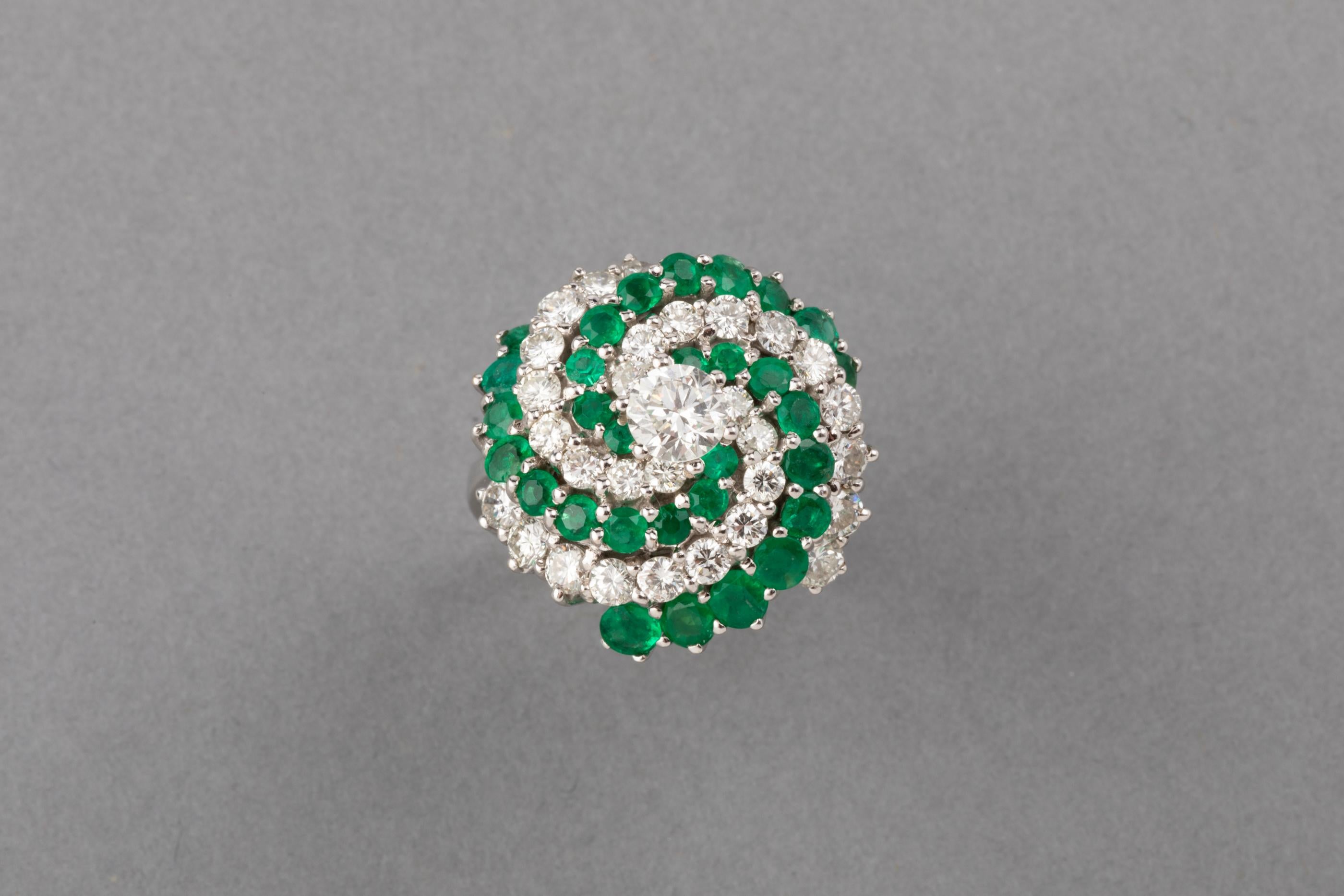 5 Carat Diamonds and 4 Carat Emeralds Ring and Earrings Set In Good Condition In Saint-Ouen, FR