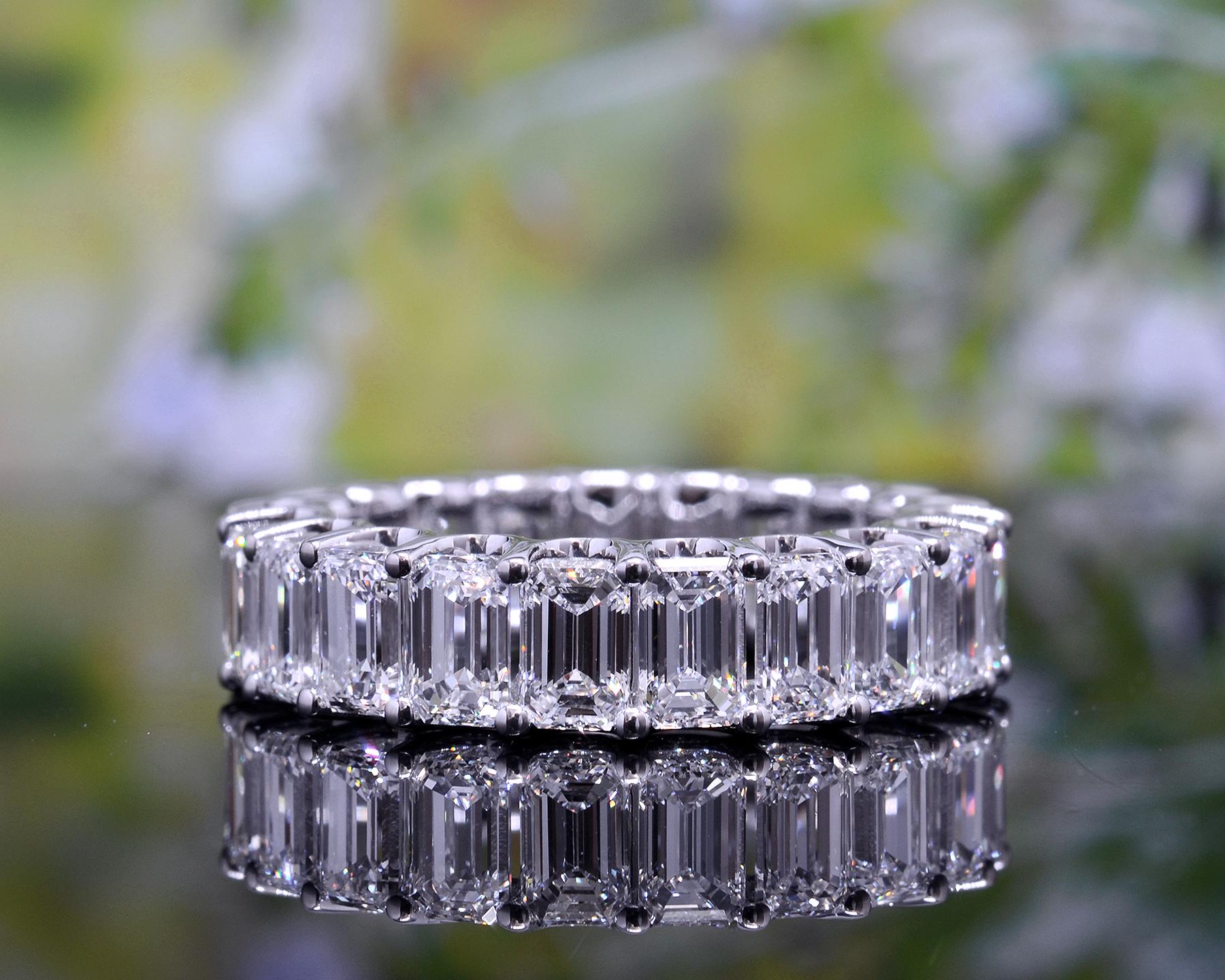 Im Angebot: 5 Karat Smaragdschliff Eternity-Ring U-Fassung F-G Farbe VS1 Reinheit Platin () 5
