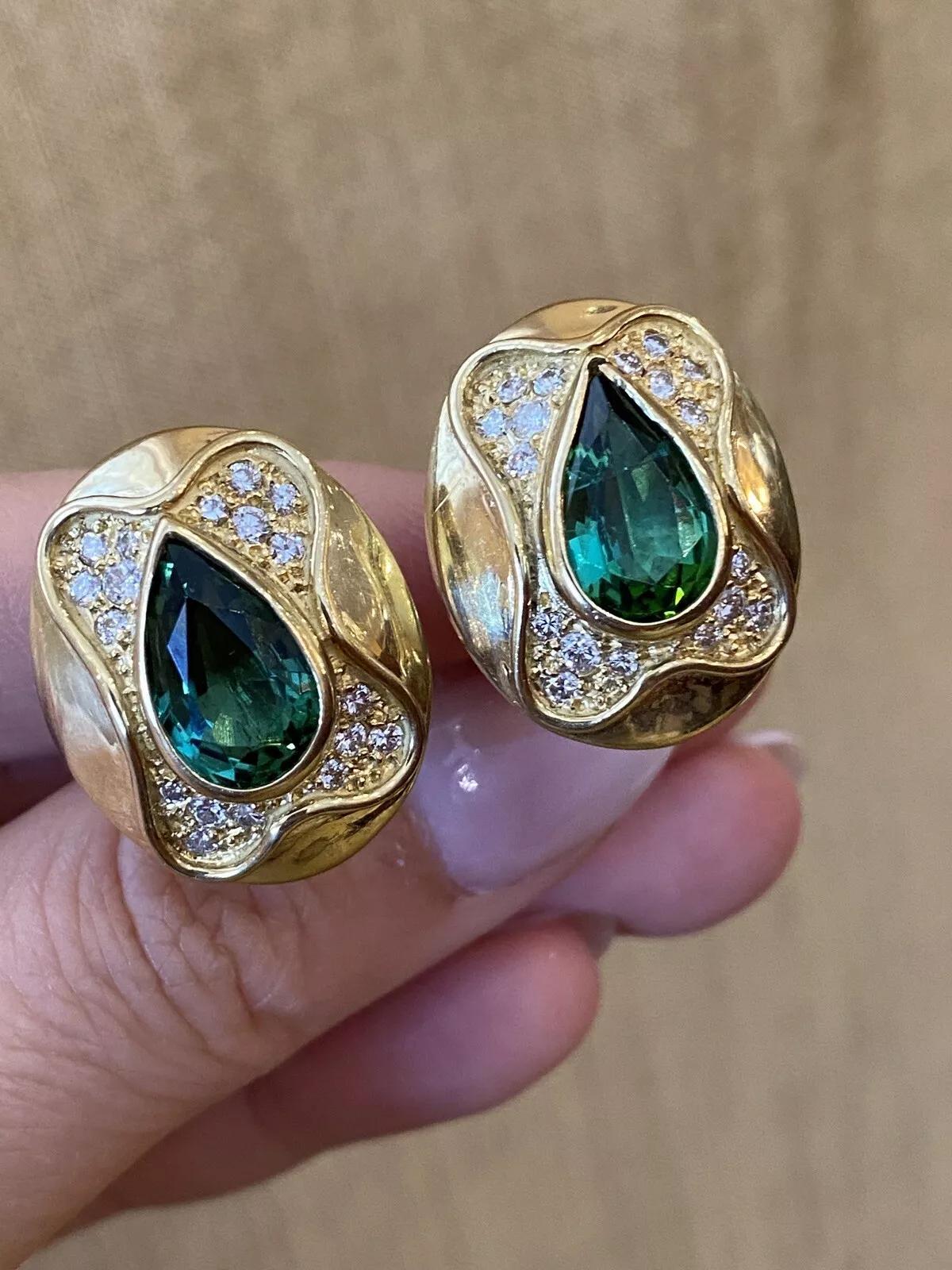 Boucles d'oreilles bouton en or jaune 18K avec tourmaline verte en forme de poire et diamant

Les boucles d'oreilles bouton en tourmaline verte et diamant présentent une tourmaline verte en forme de poire d'une couleur verte vibrante pesant environ
