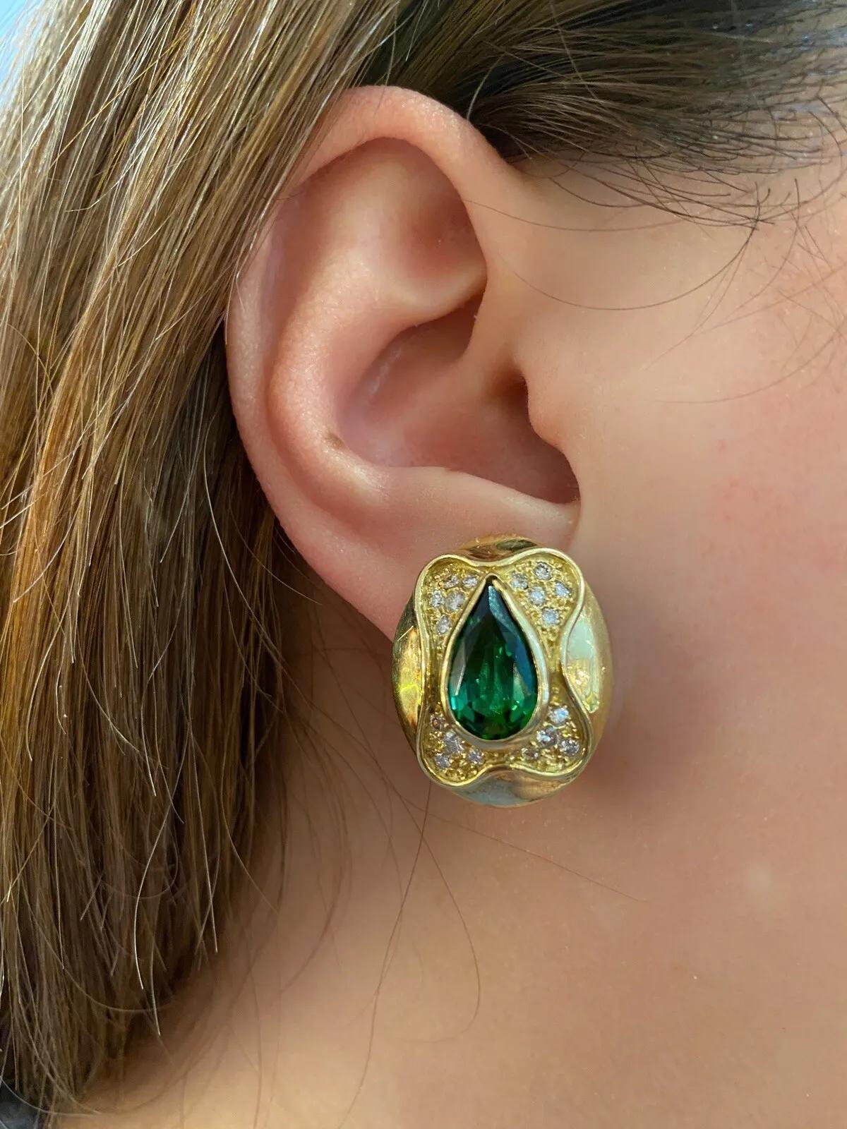 Taille poire Boucles d'oreilles boutons ovales en or jaune 18 carats, tourmaline verte 5 carats et diamants en vente
