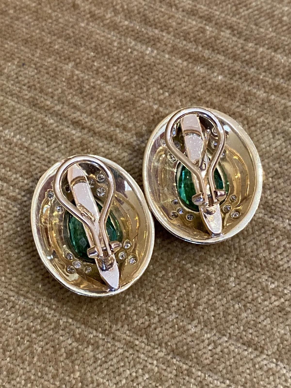 Boucles d'oreilles boutons ovales en or jaune 18 carats, tourmaline verte 5 carats et diamants Excellent état - En vente à La Jolla, CA
