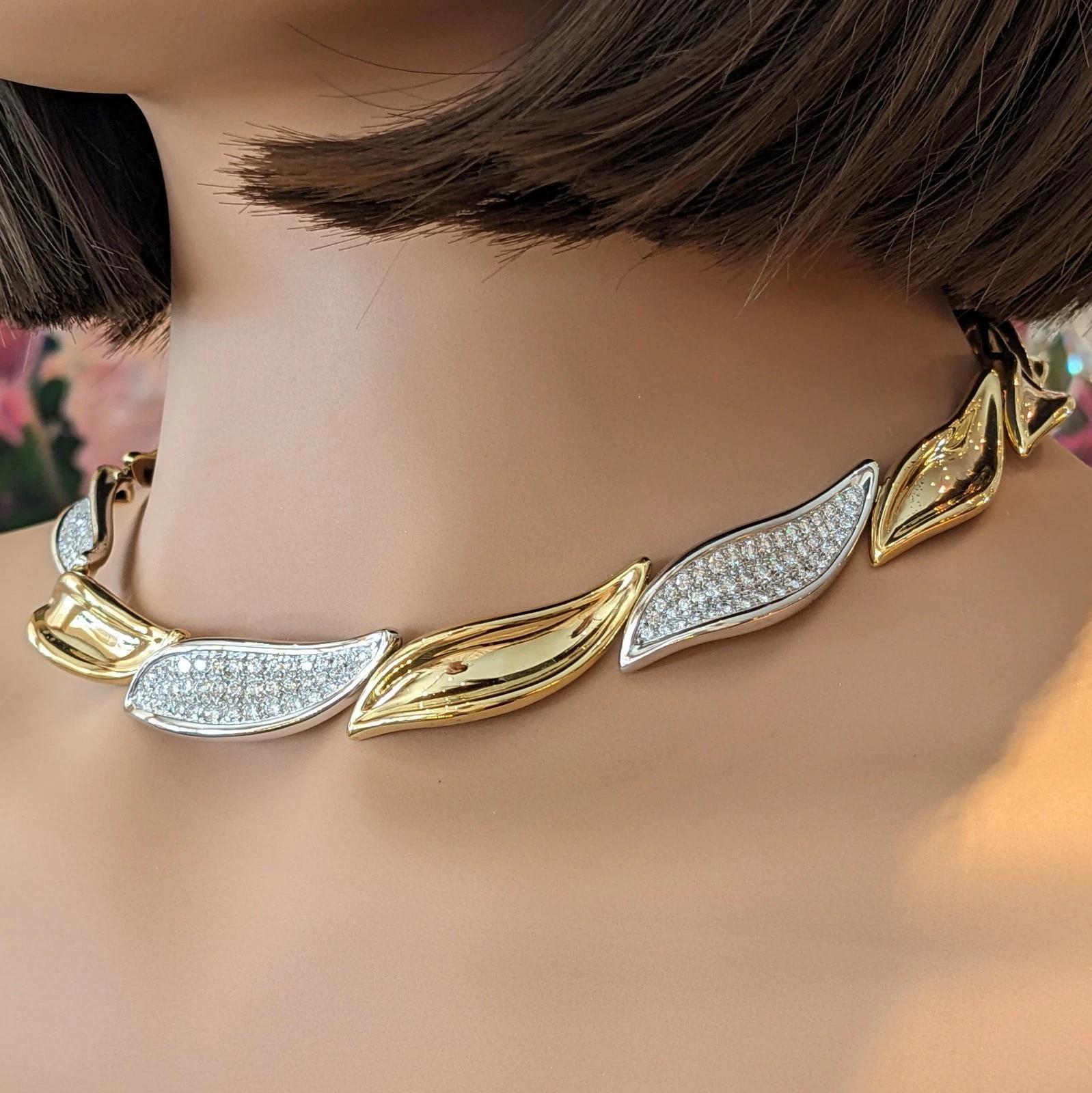 Collier à feuilles de diamants pavés 5 cttw en or jaune 18k 

Ce magnifique collier à motif de feuilles présente des maillons en or jaune 18k composés de sections de feuilles serties de diamants pave de taille ronde et brillante naturelle, alternant