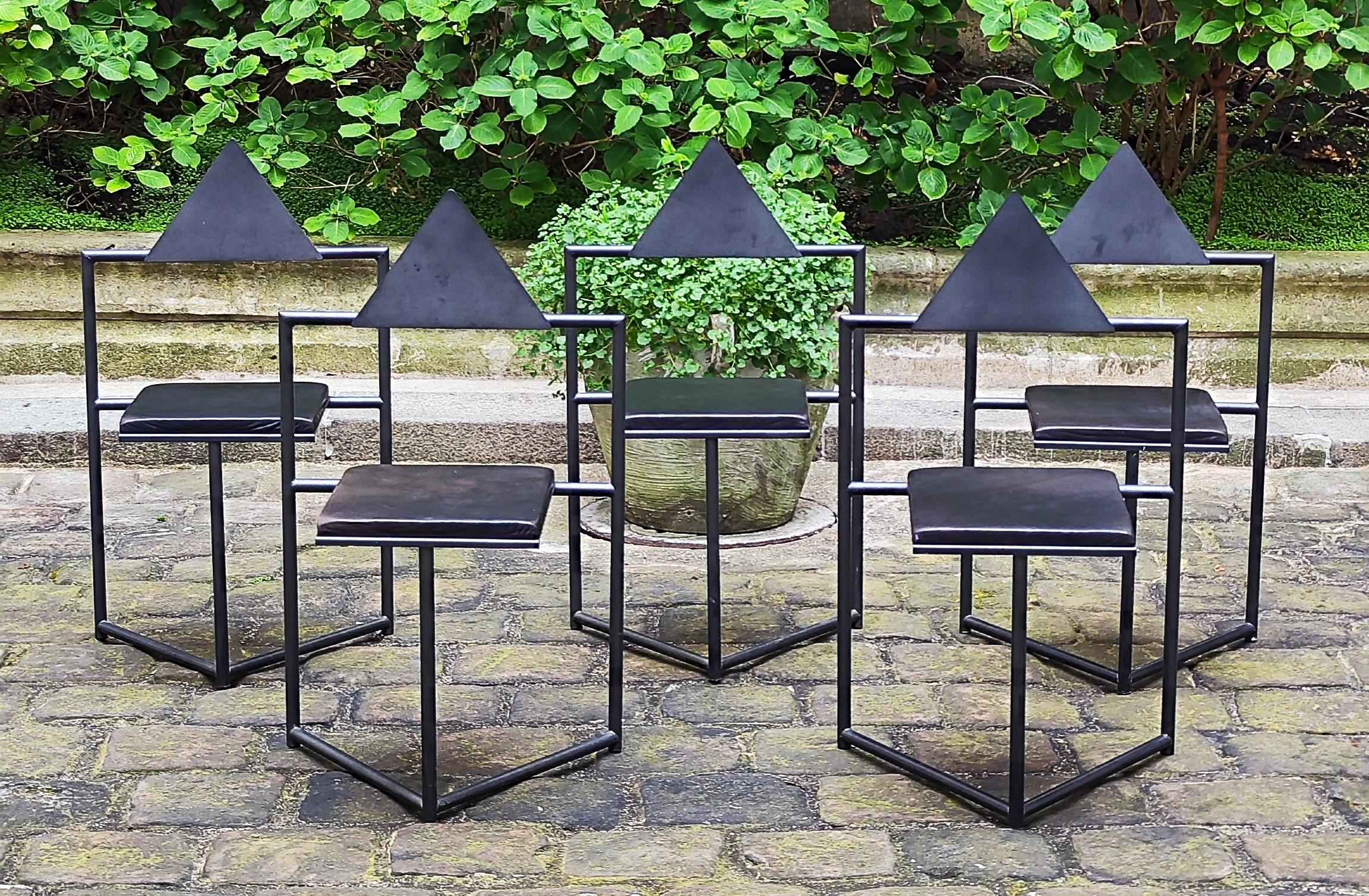Set of 5 post modern chairs in steel and leather seats, 80s.
.
Unidentified and unattributed but could be from Mario Botta or Martin Szekely, or even Philippe Starck
.
Some traces of use and the leather of the patinated seats worn in places which in