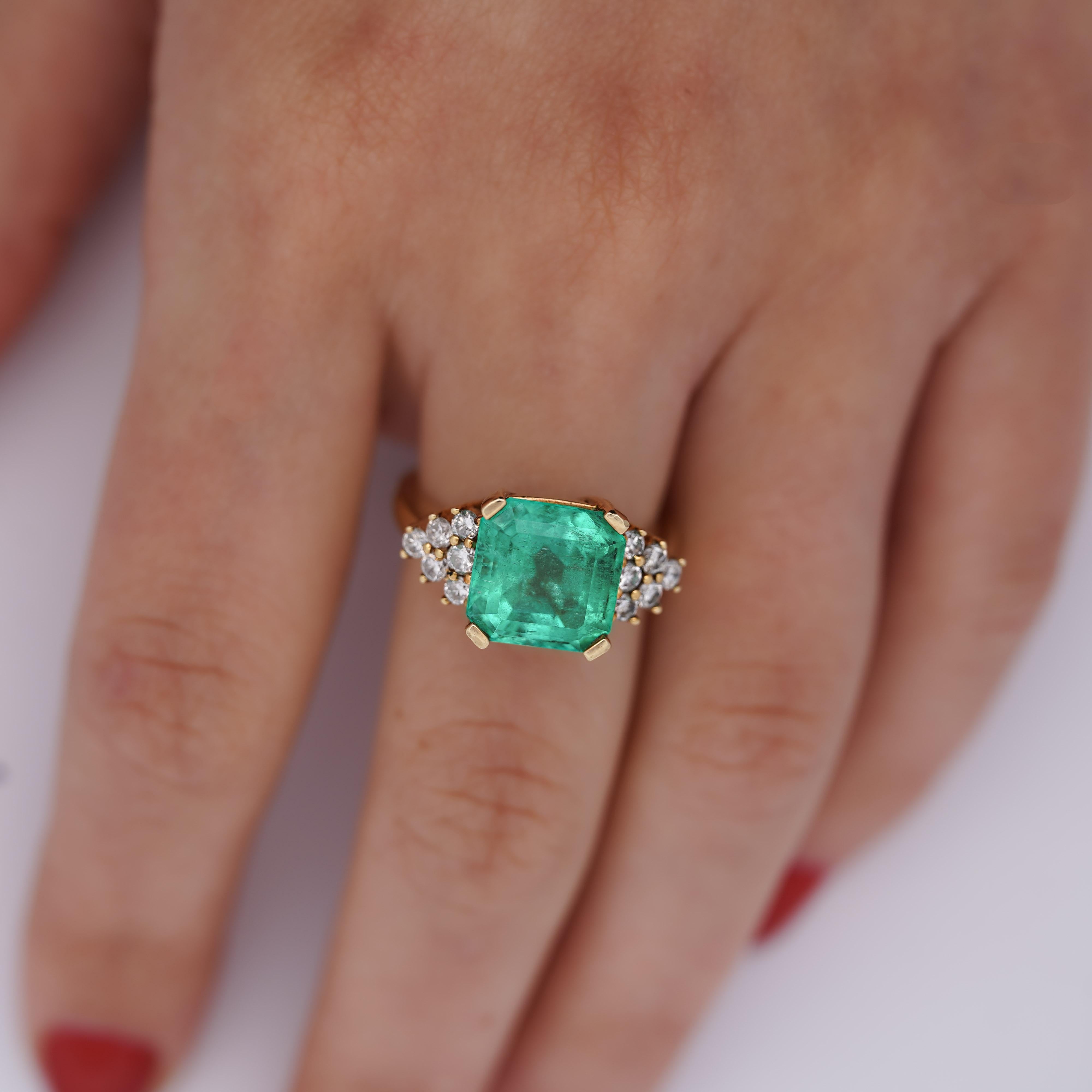 Vintage natürlichen 5 Karat kolumbianischen Smaragd und 6-Stein rund geschliffenen Diamanten Cluster Seite Stein Ring in 14k Gelbgold. Handgefertigt mit filigranem Schaft.

Einzelheiten
Artikel Typ: Verlobungsring
Metall: 14K Gelbgold
Größe: 7