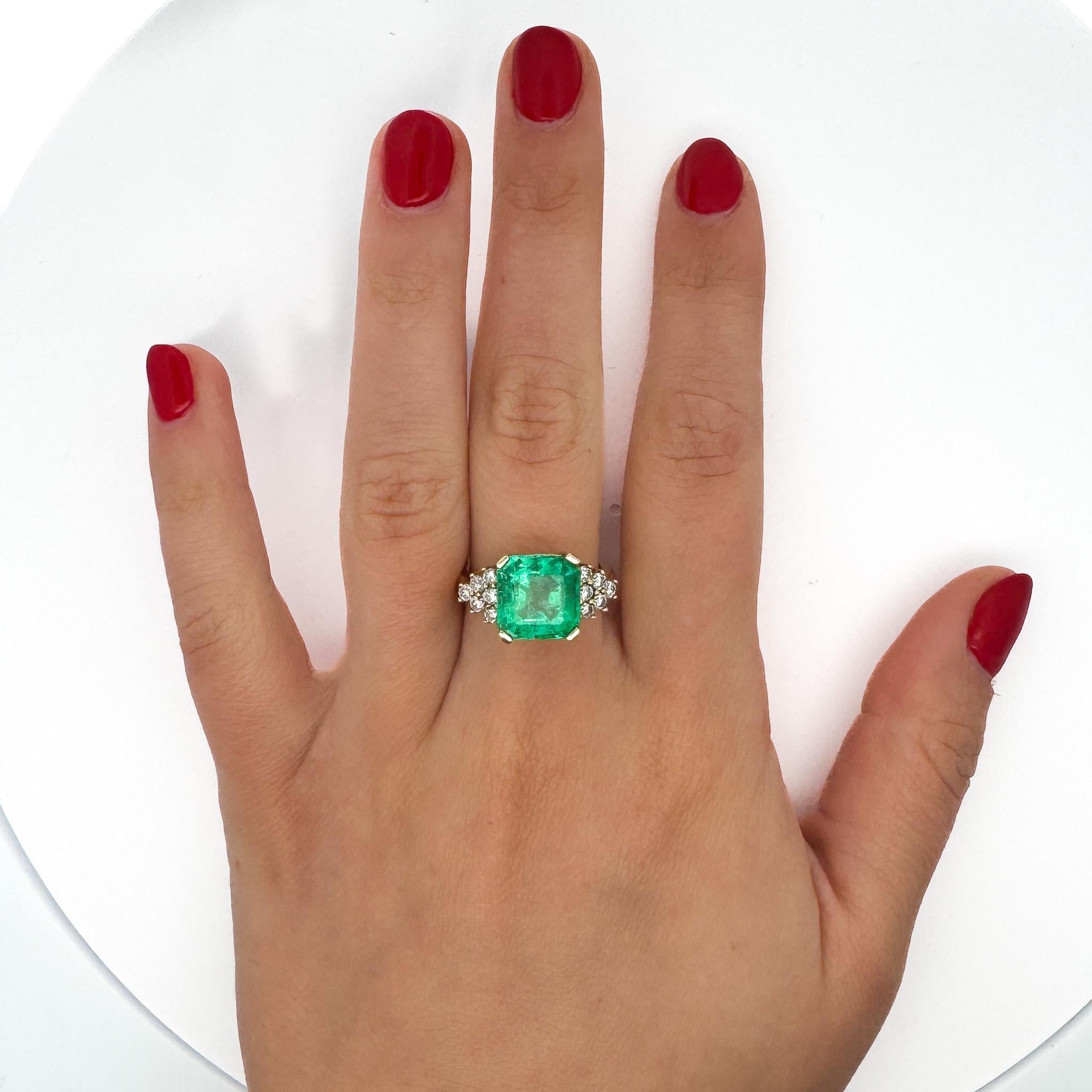 5 Karat kolumbianischer Smaragd und Diamant-Cluster-Ring mit seitlichem 14K Goldring (Moderne) im Angebot