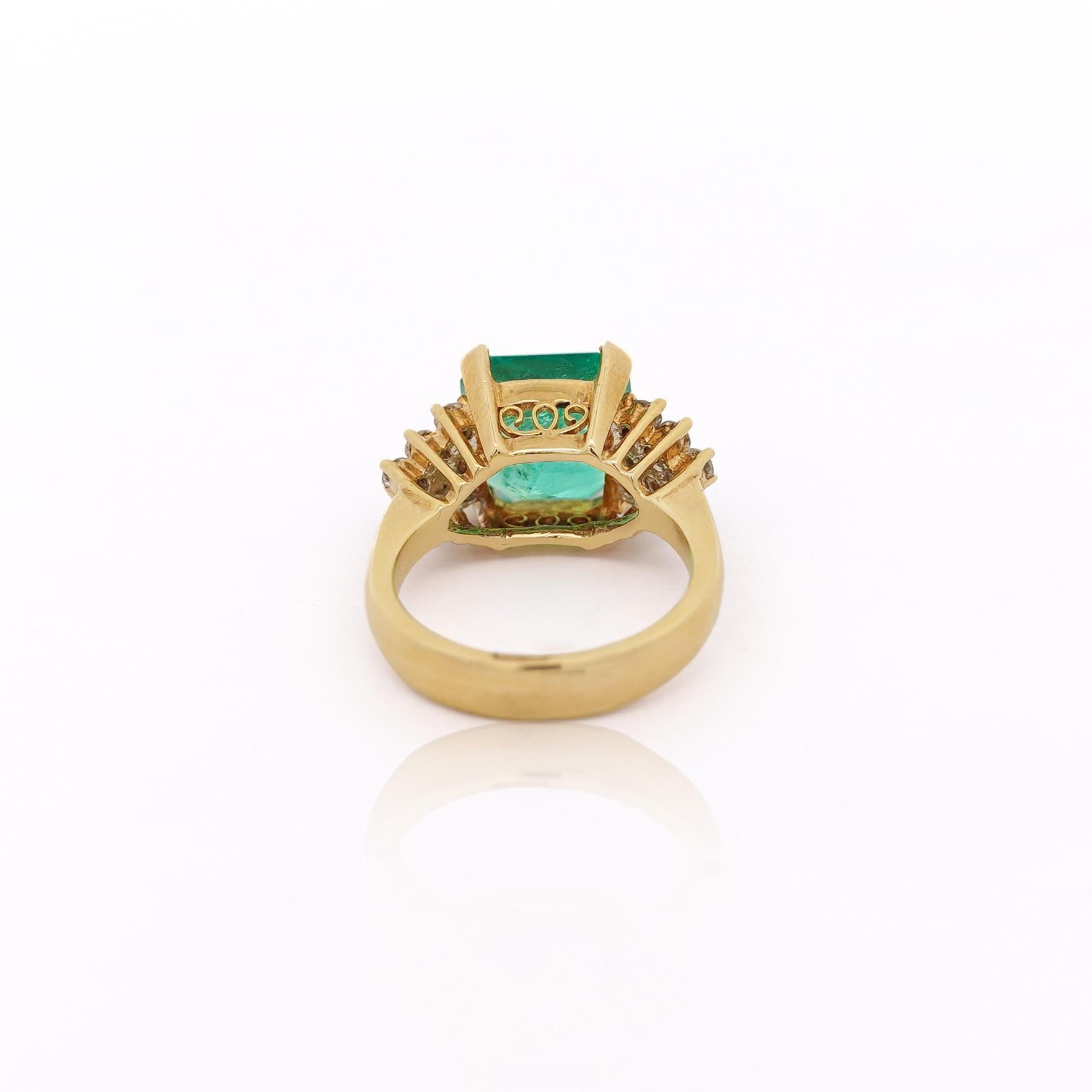 5 Karat kolumbianischer Smaragd und Diamant-Cluster-Ring mit seitlichem 14K Goldring (Smaragdschliff) im Angebot