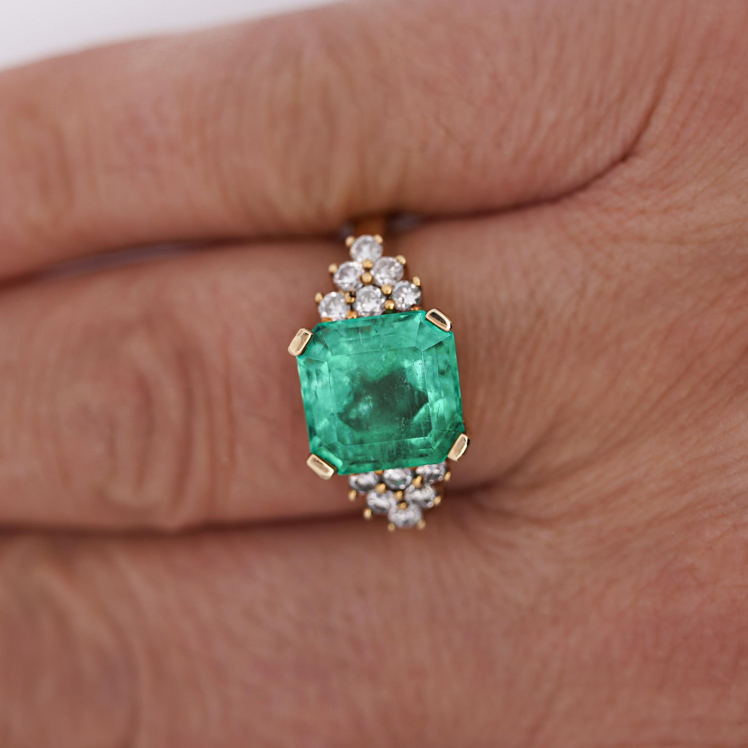 5 Karat kolumbianischer Smaragd und Diamant-Cluster-Ring mit seitlichem 14K Goldring im Zustand „Neu“ im Angebot in Miami, FL