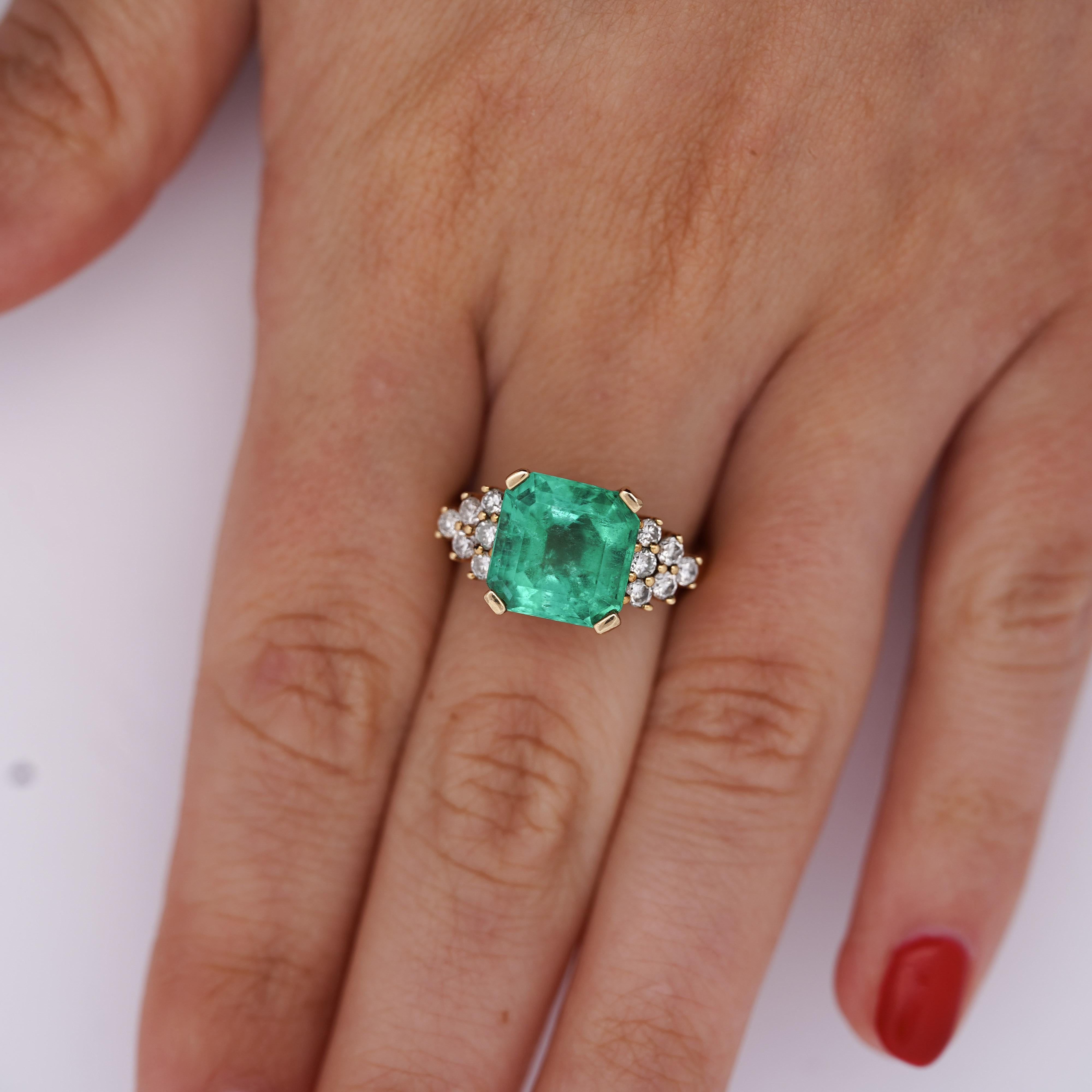 5 Karat kolumbianischer Smaragd und Diamant-Cluster-Ring mit seitlichem 14K Goldring Damen im Angebot