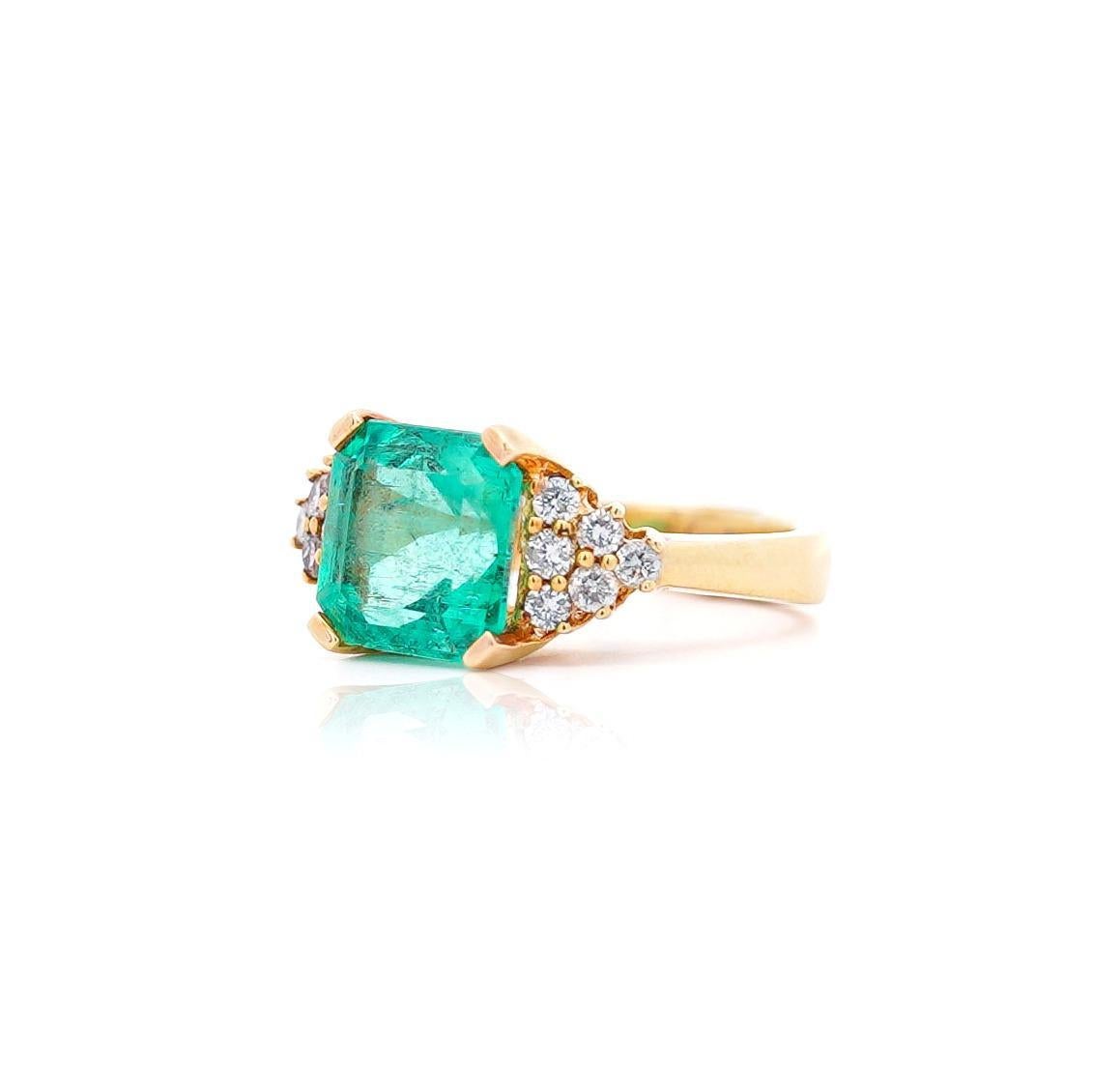 5 Karat kolumbianischer Smaragd und Diamant-Cluster-Ring mit seitlichem 14K Goldring im Angebot 1