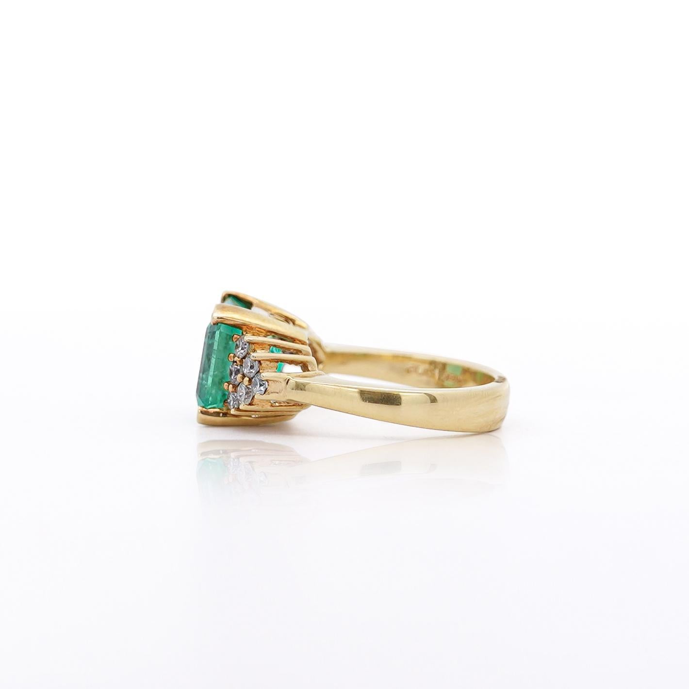 5 Karat kolumbianischer Smaragd und Diamant-Cluster-Ring mit seitlichem 14K Goldring im Angebot 2