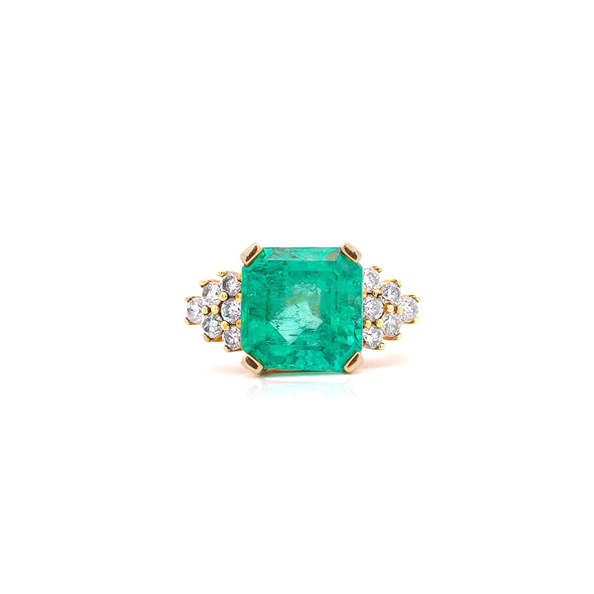 5 Karat kolumbianischer Smaragd und Diamant-Cluster-Ring mit seitlichem 14K Goldring im Angebot 3