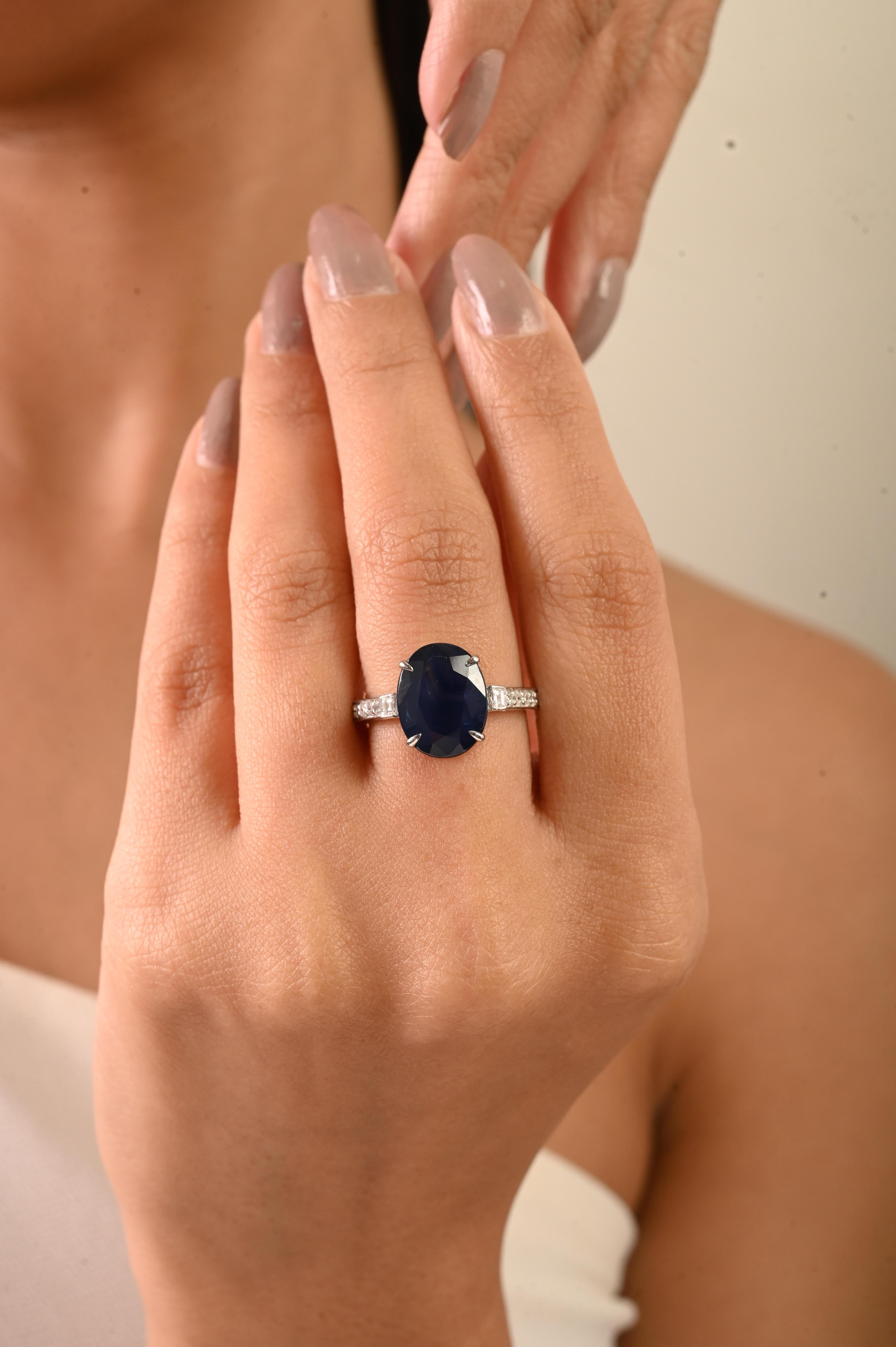 En venta: Anillo de compromiso de oro blanco de 18 quilates con zafiro azul profundo ovalado de 5 quilates y diamantes baguette  4