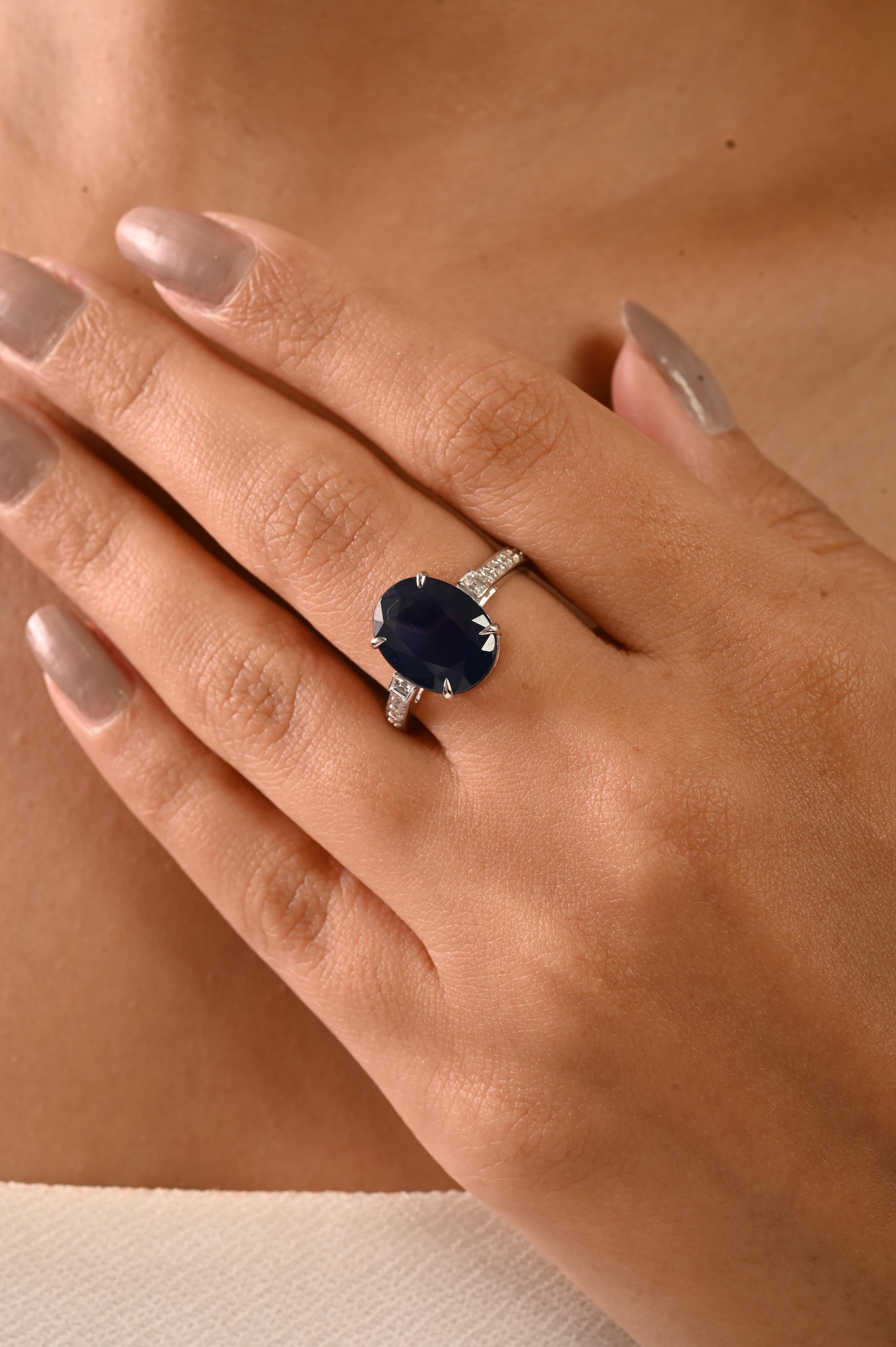 En venta: Anillo de compromiso de oro blanco de 18 quilates con zafiro azul profundo ovalado de 5 quilates y diamantes baguette  6