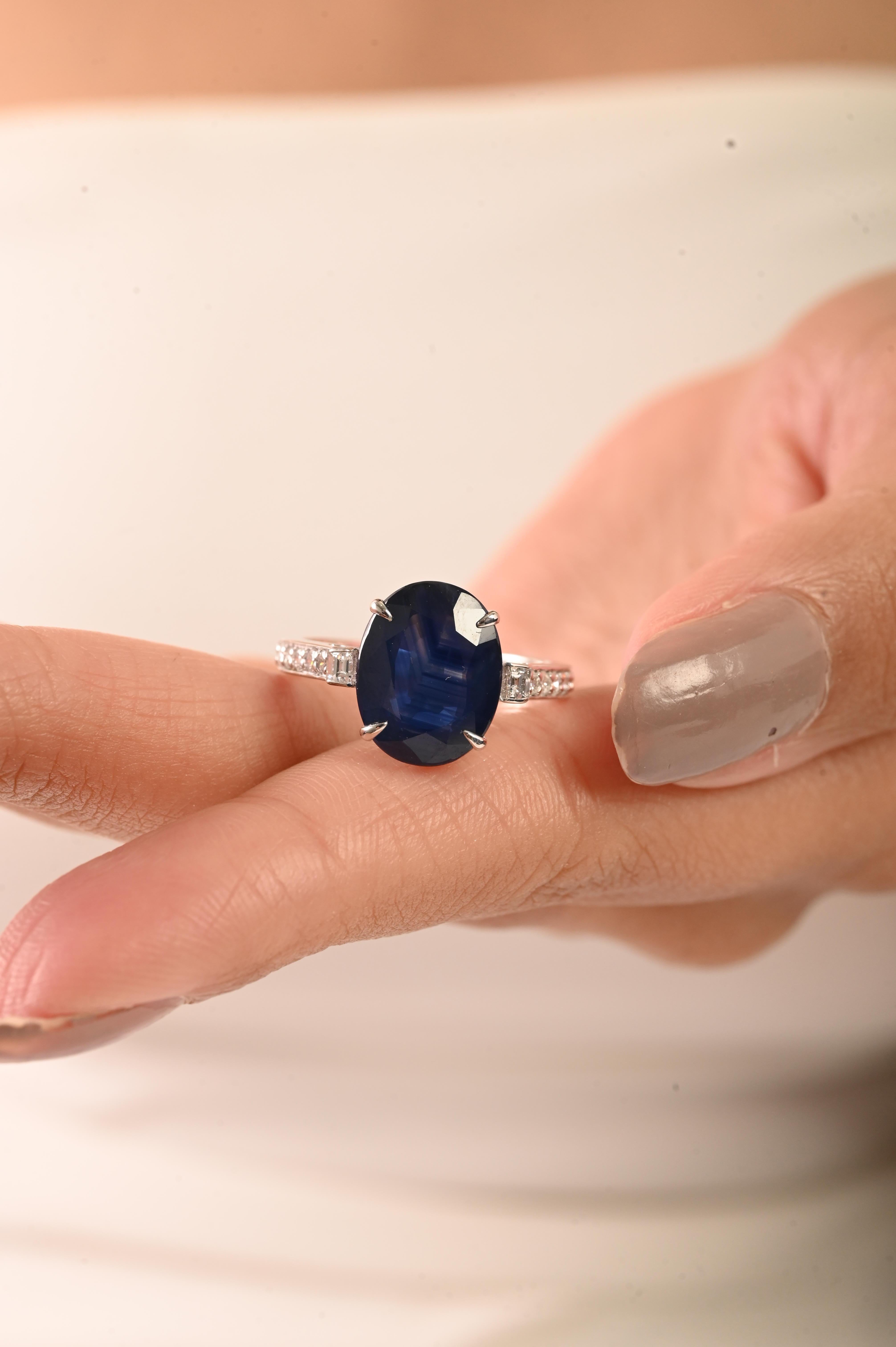 En venta: Anillo de compromiso de oro blanco de 18 quilates con zafiro azul profundo ovalado de 5 quilates y diamantes baguette  8