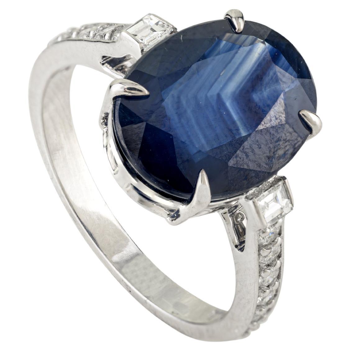 Anillo de compromiso de oro blanco de 18 quilates con zafiro azul profundo ovalado de 5 quilates y diamantes baguette