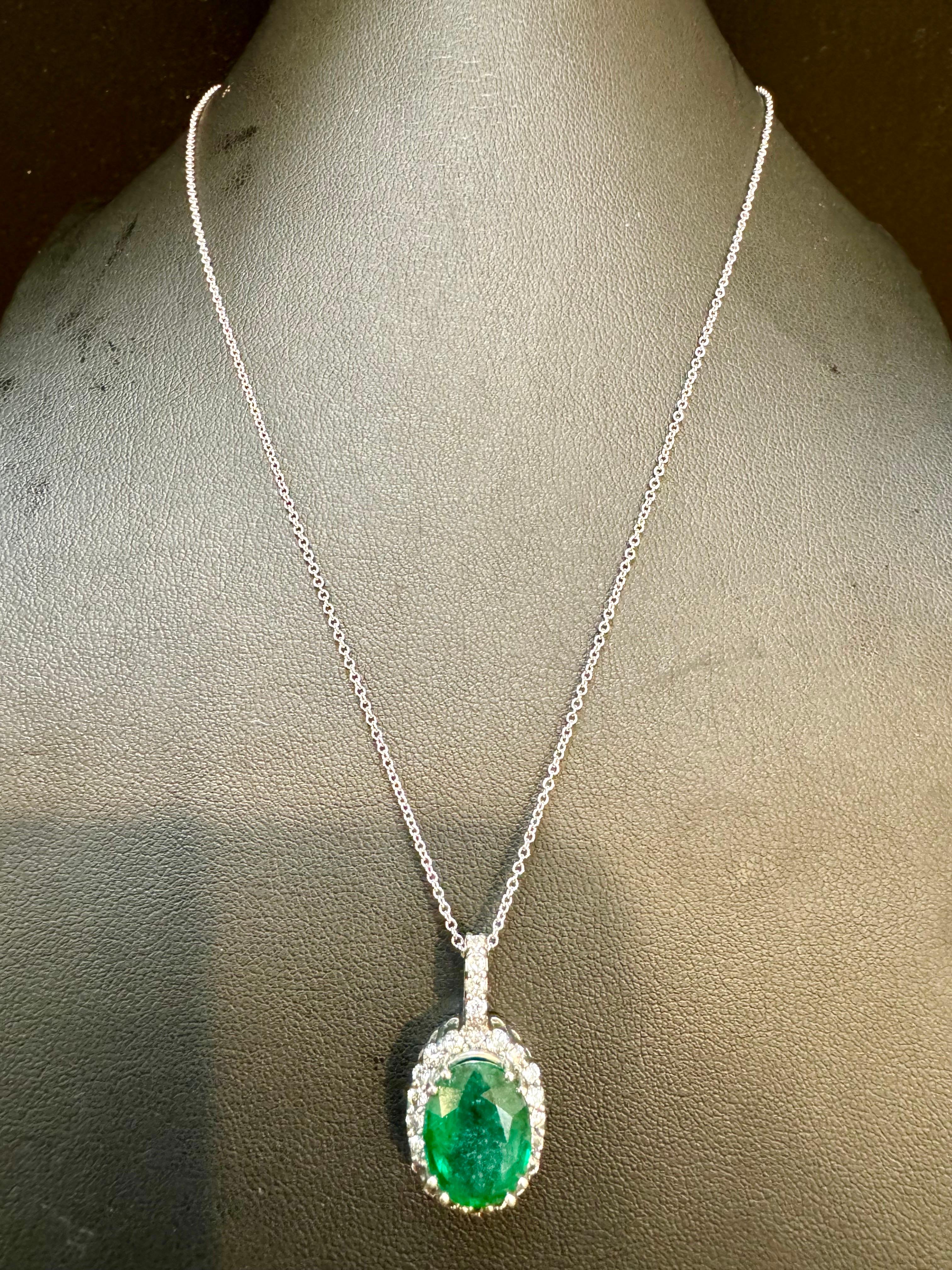 Ciondolo con smeraldo ovale da 5 carati e diamante da 1 carato  Oro bianco 14 Kt con catena in vendita 5