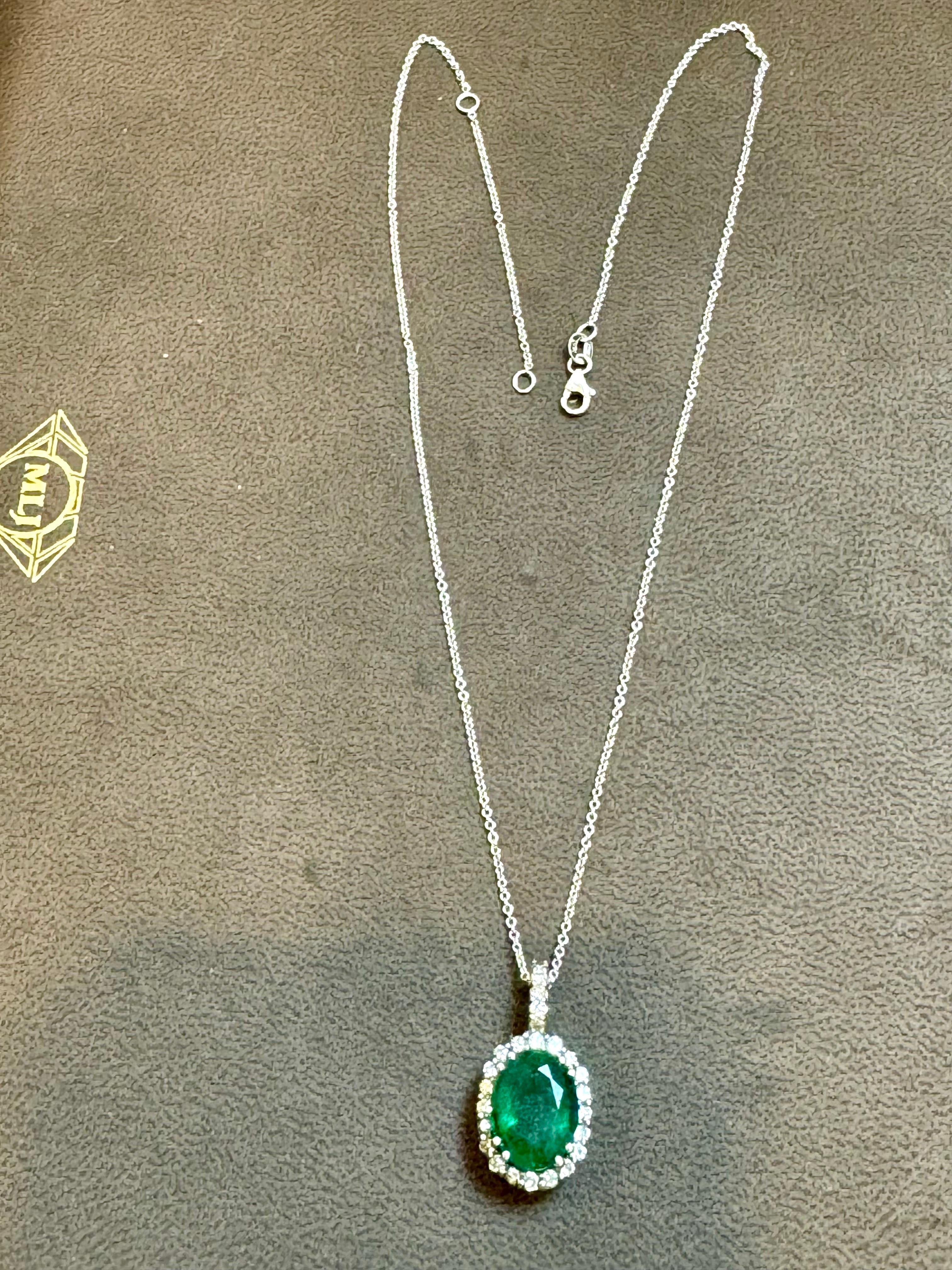 Taglio ovale Ciondolo con smeraldo ovale da 5 carati e diamante da 1 carato  Oro bianco 14 Kt con catena in vendita