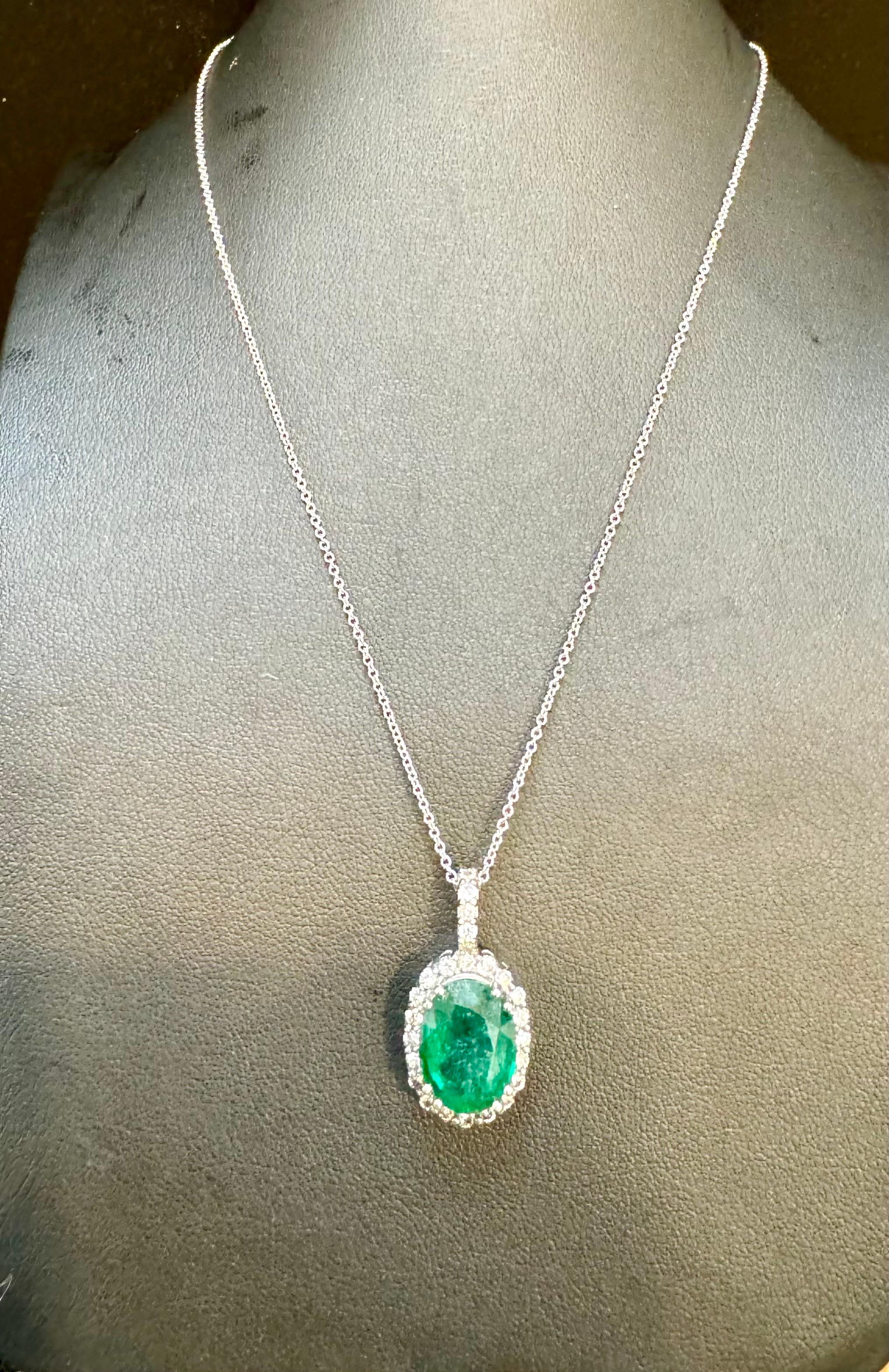 Ciondolo con smeraldo ovale da 5 carati e diamante da 1 carato  Oro bianco 14 Kt con catena in vendita 1