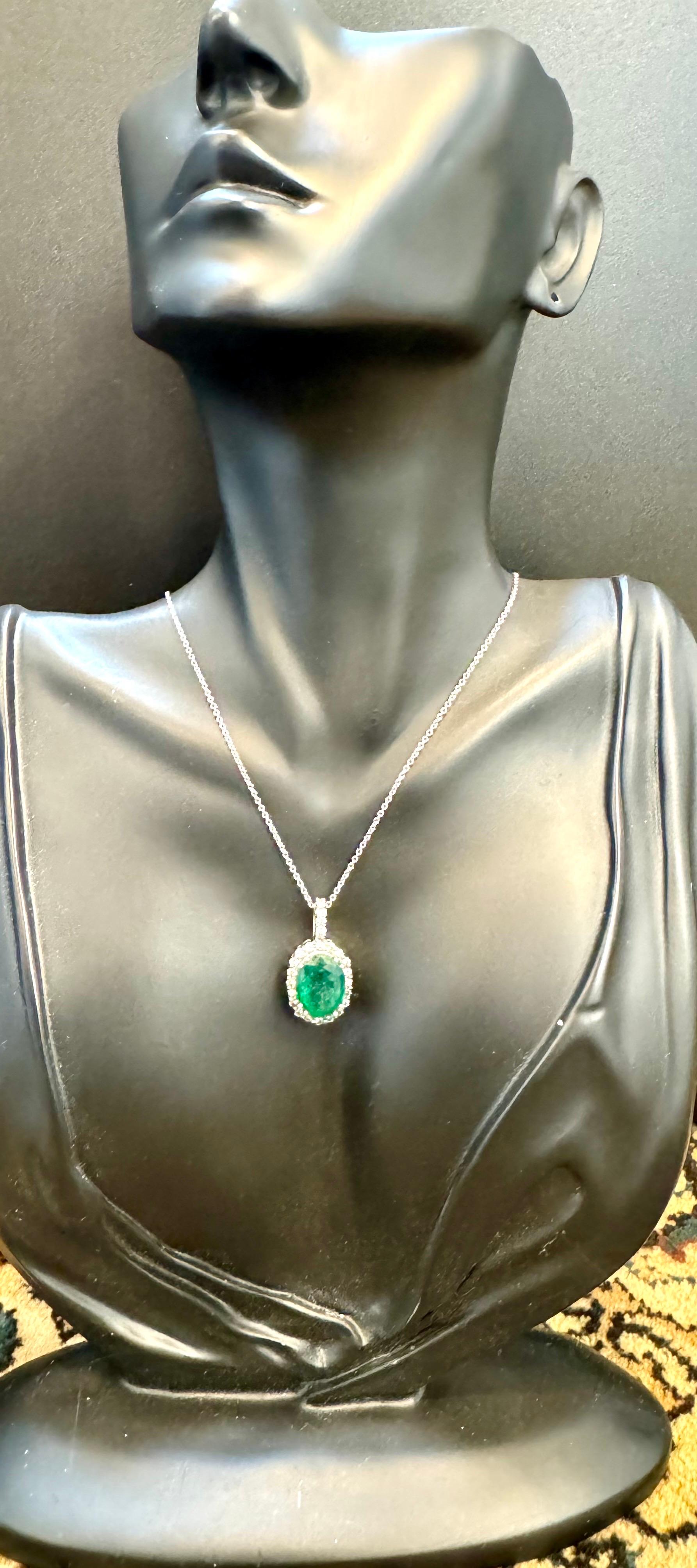 Ciondolo con smeraldo ovale da 5 carati e diamante da 1 carato  Oro bianco 14 Kt con catena in vendita 2