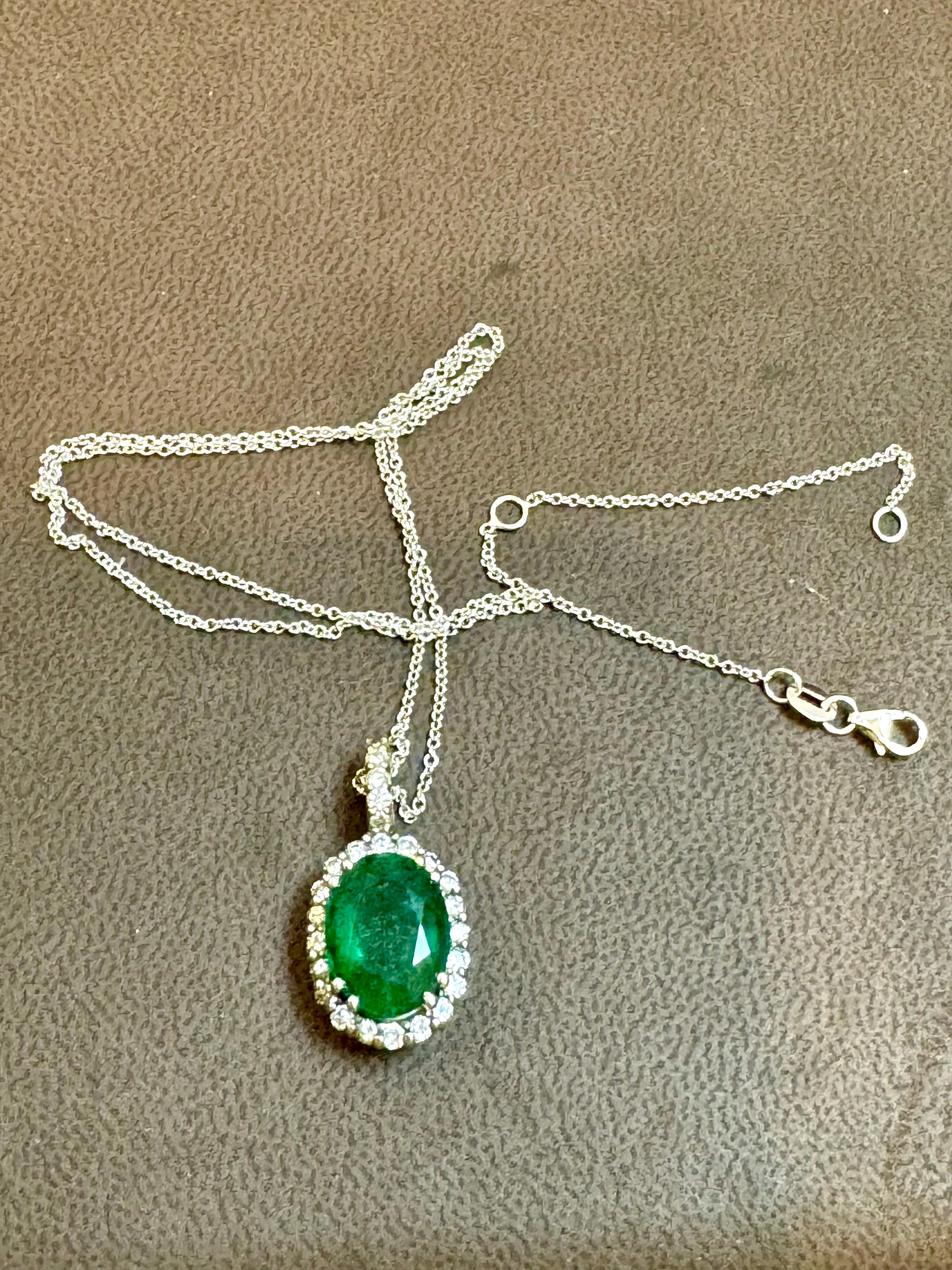 Ciondolo con smeraldo ovale da 5 carati e diamante da 1 carato  Oro bianco 14 Kt con catena in vendita 3