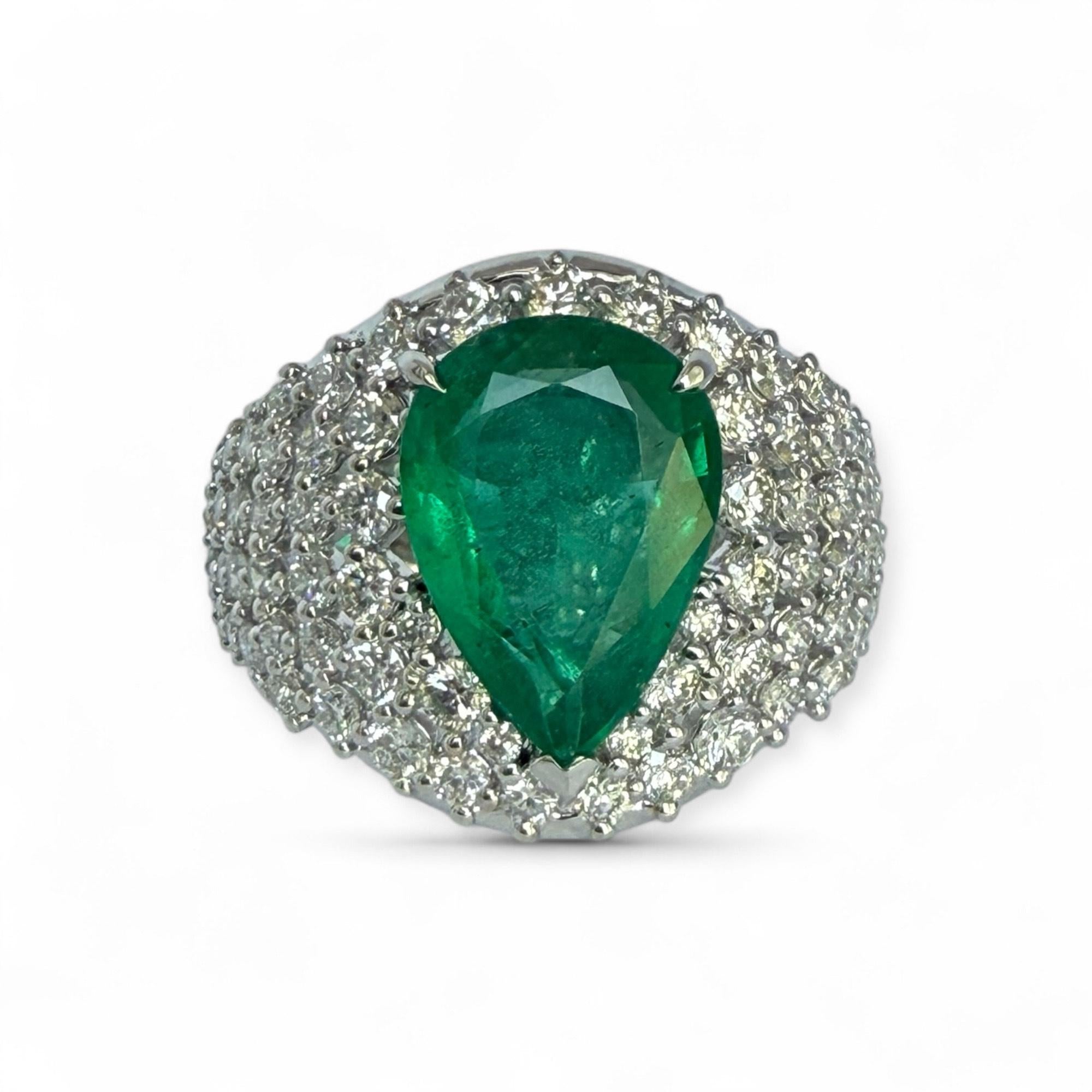 5 CT Significant Emerald Solitaire (Pear Shape) and brilliant cut diamond ring im Zustand „Neu“ im Angebot in Houston, TX