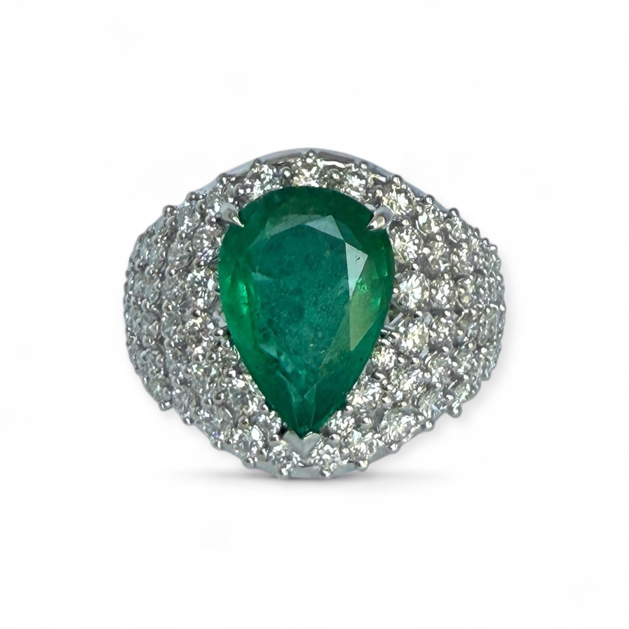 5 CT Significant Emerald Solitaire (Pear Shape) and brilliant cut diamond ring für Damen oder Herren im Angebot