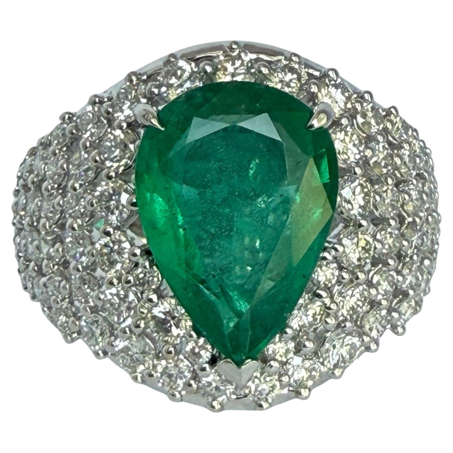 5 CT Significant Emerald Solitaire (Pear Shape) and brilliant cut diamond ring im Angebot
