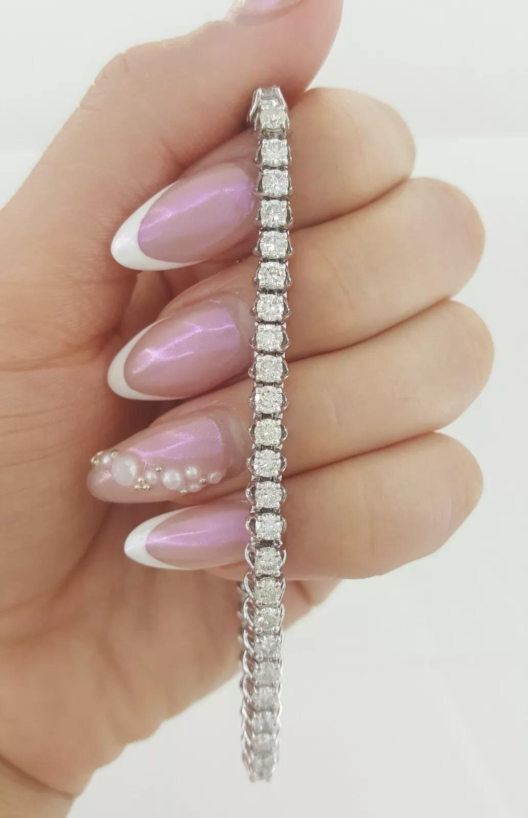Women's 5 ct total weight Round Brilliant Cut Diamond Straight Line Tennis Bracelet For Sale