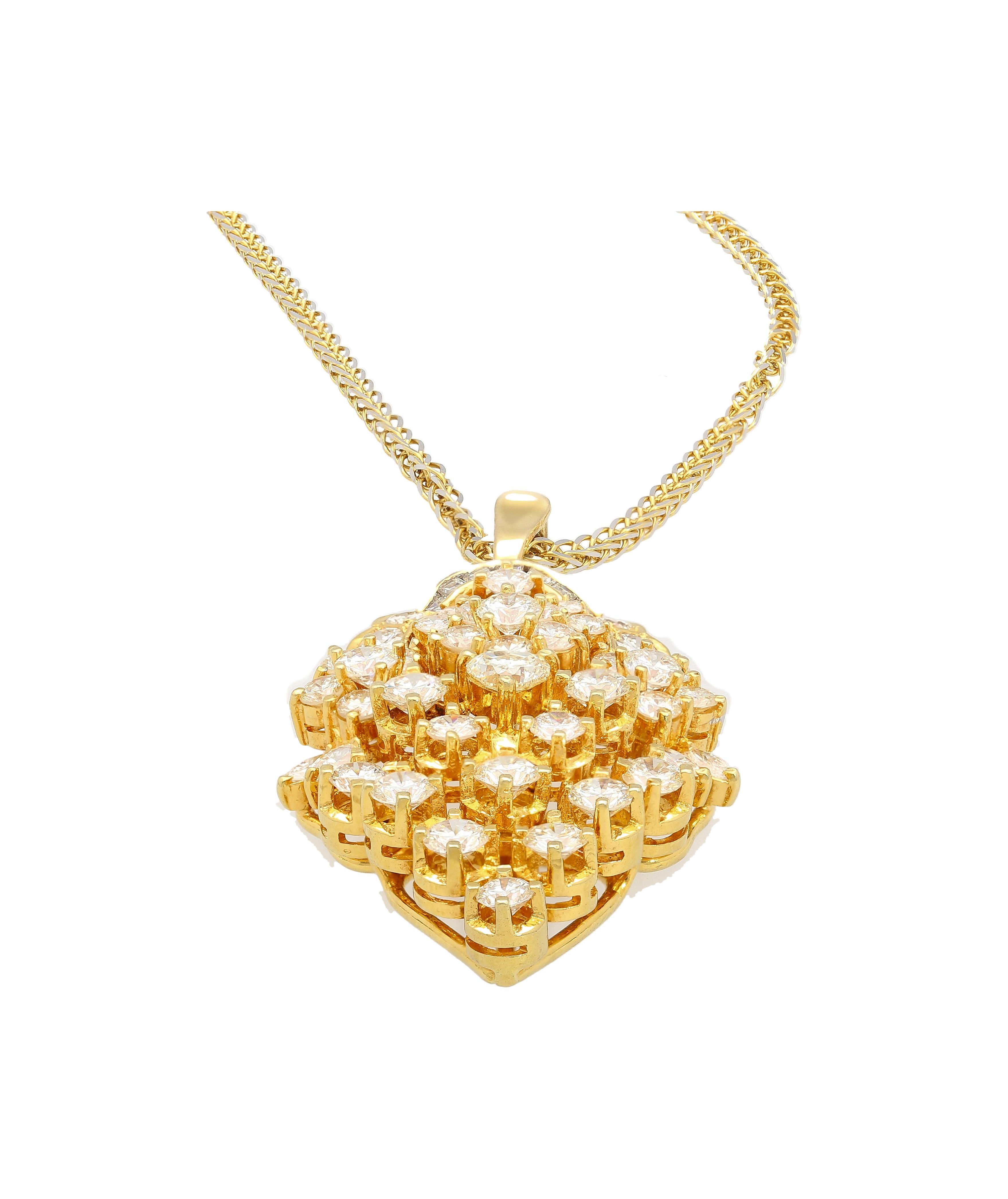 Multiförmiger Diamantanhänger aus 18 Karat Weißgold - ein zeitloses Stück, das Luxus und natürliche Schönheit ausstrahlt. Dieser Diamantanhänger zeigt in der Mitte einen herzförmigen Diamanten, der von Diamanten im Marquise-, Trillion- und