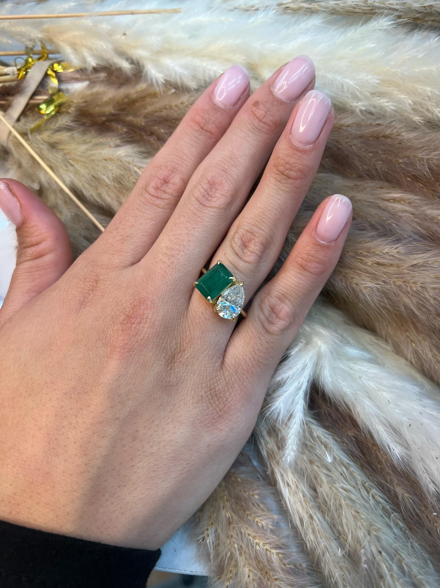 Anello di fidanzamento con smeraldo verde e diamante taglio pera da 5 C.T.W. in oro giallo 14K In condizioni Nuovo in vendita a Miami, FL