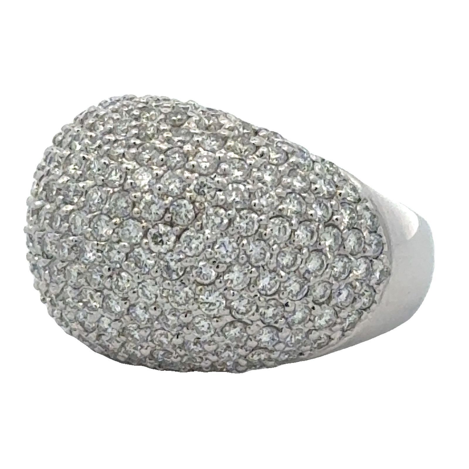 5 CTW Pavé Diamant 14 Karat Weißgold Bombé Dome Ring. (Moderne) im Angebot