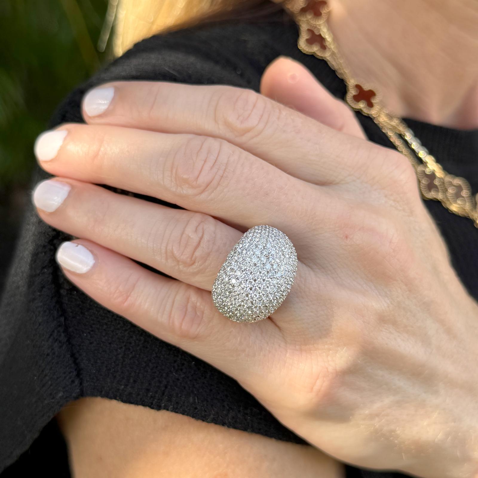 5 CTW Pavé Diamant 14 Karat Weißgold Bombé Dome Ring. (Brillantschliff) im Angebot