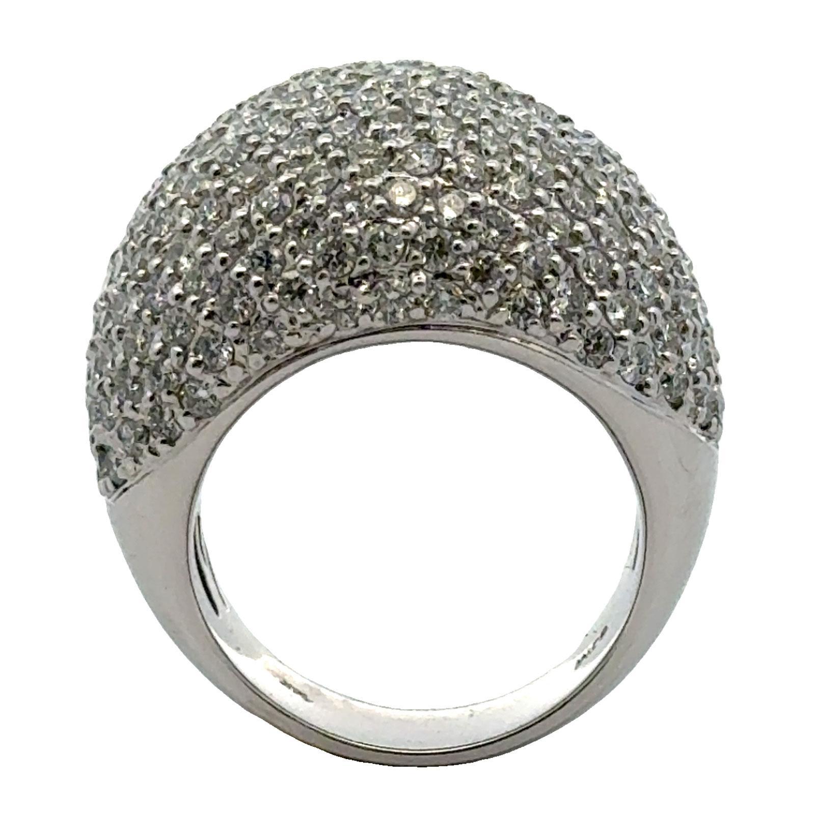 5 CTW Pavé Diamant 14 Karat Weißgold Bombé Dome Ring. Damen im Angebot
