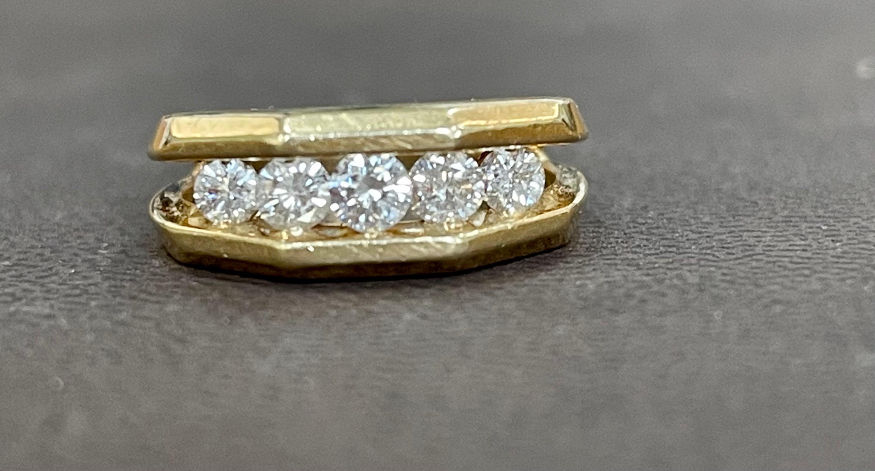 5 Diamonds Unisex 1-Row Diamond Yellow Gold Band Ring in 14 Karat Gold Size 7
This is a open setting or channel setting ring from our premium wedding collection.
5 round diamonds VS quality are set in a row in 14 karat yellow gold .
Ring size 7, it