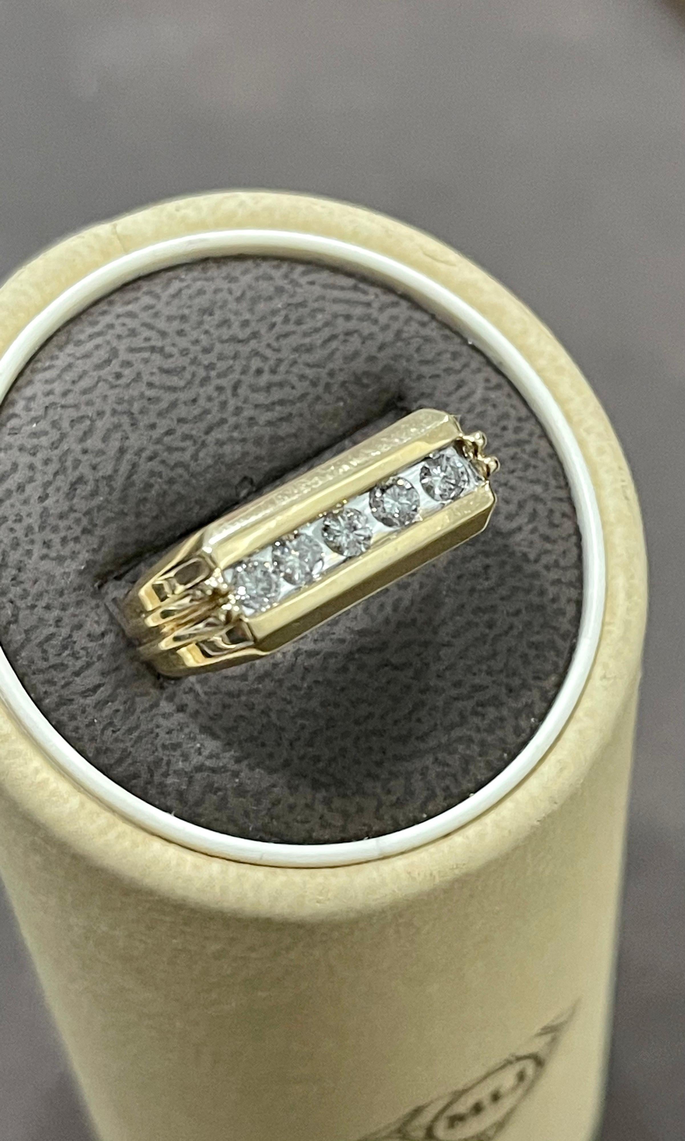 5 Diamonds, Unisex 1-Row Diamond Band Ring in 10 Karat Yellow Gold In Excellent Condition In New York, NY