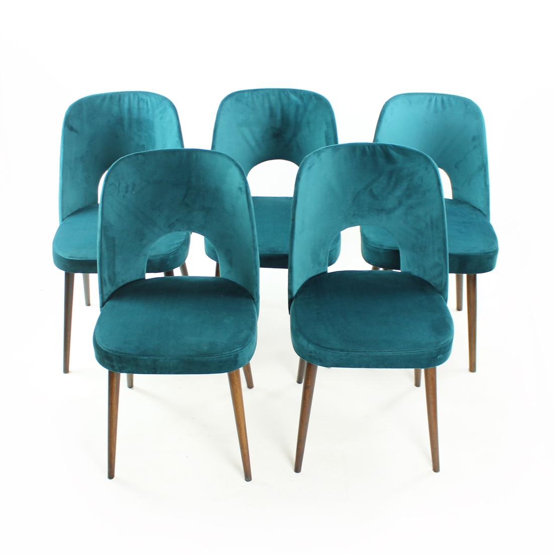 Beautiful set of 5 dining chairs in new velvet upholstery and after a complete restoration. The chairs were designed by Oswald Haerdtl for TON (Thonet) in the 1950s, produced in Czechoslovakia.
Typical mid-century design. Backrest in bent plywood,