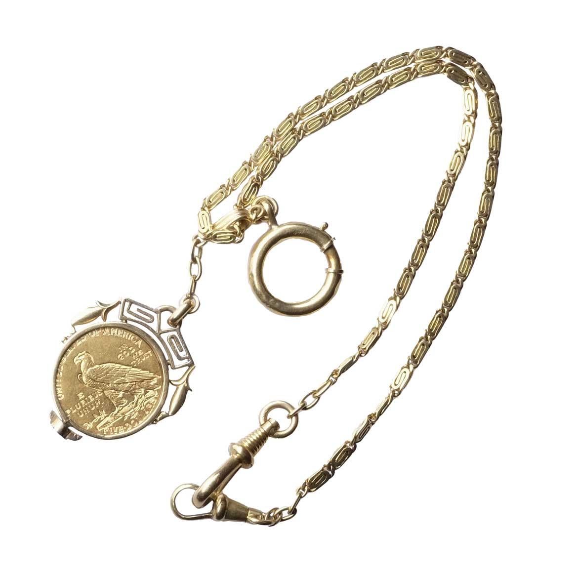 Inusual cadena de reloj de bolsillo en oro de 18 ct de los años 40 aproximadamente con una moneda de 5 dólares Media Águila, Cabeza de Indio - fechada en 1910 acuñada en oro 900/1000 (21,6 ct).

Destacados
- Cadena de oro 18ct
- Media águila - Cinco