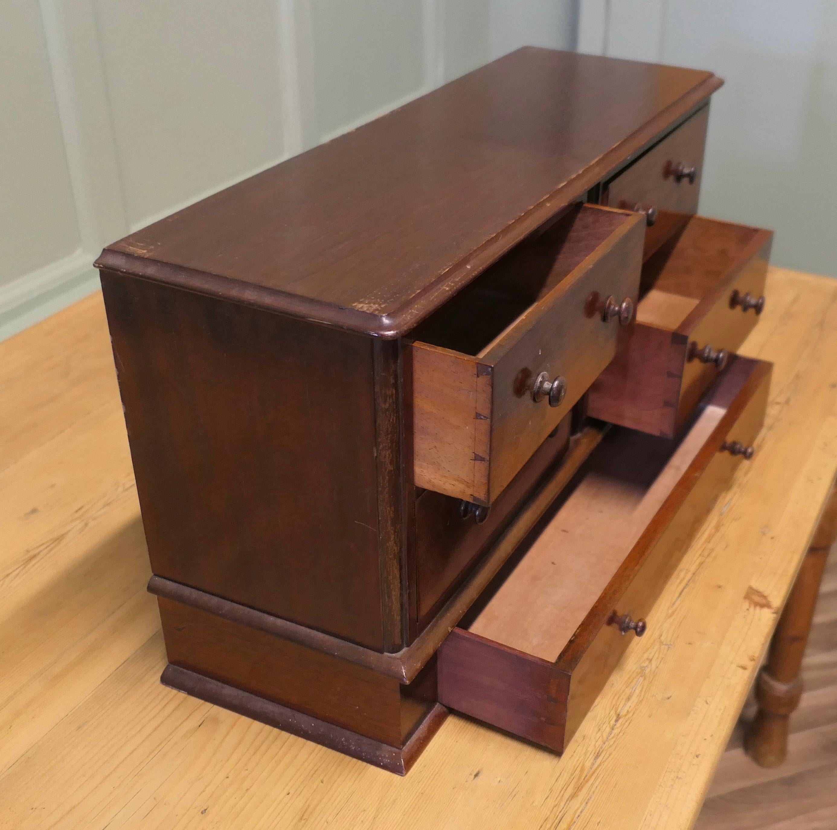 Armadio da collezione a 5 cassetti in mogano In condizioni buone in vendita a Godshill, Isle of Wight