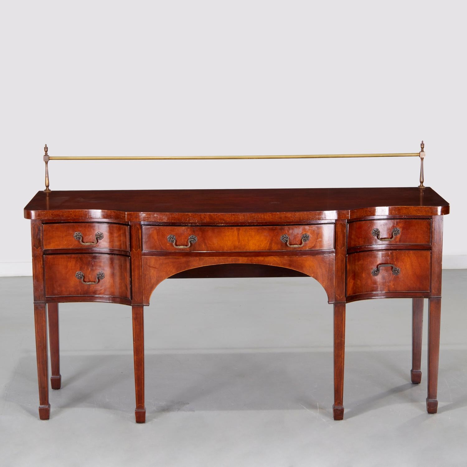 Credenza in mogano in stile Feder del XX secolo, forse Baker, con galleria di binari in ottone originali, frontale sagomato, stringhe intarsiate e tiretti originali in ottone, non marcata. Sebbene questa possa essere considerata una versione un po'