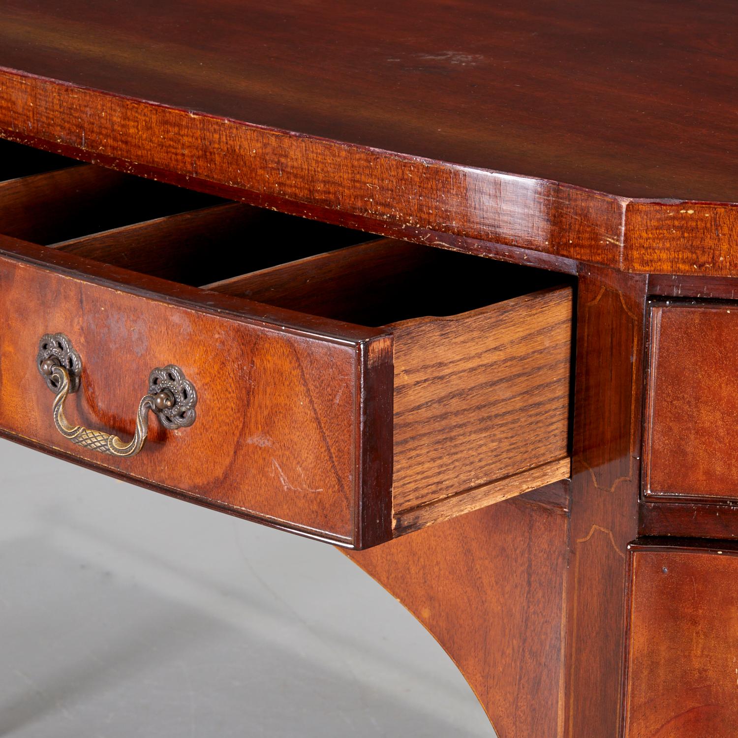 Laiton Buffet de style fédéral vintage à 5 tiroirs en acajou avec galerie de cheminée en laiton en vente